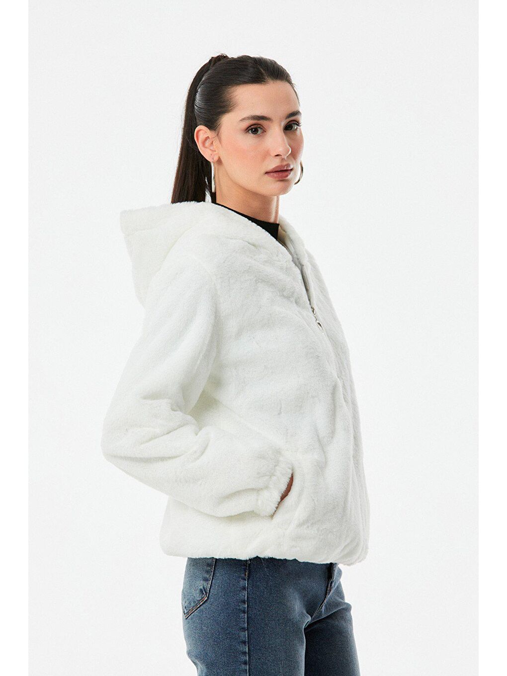 Beyaz Peluş Kapüşonlu Mont-2