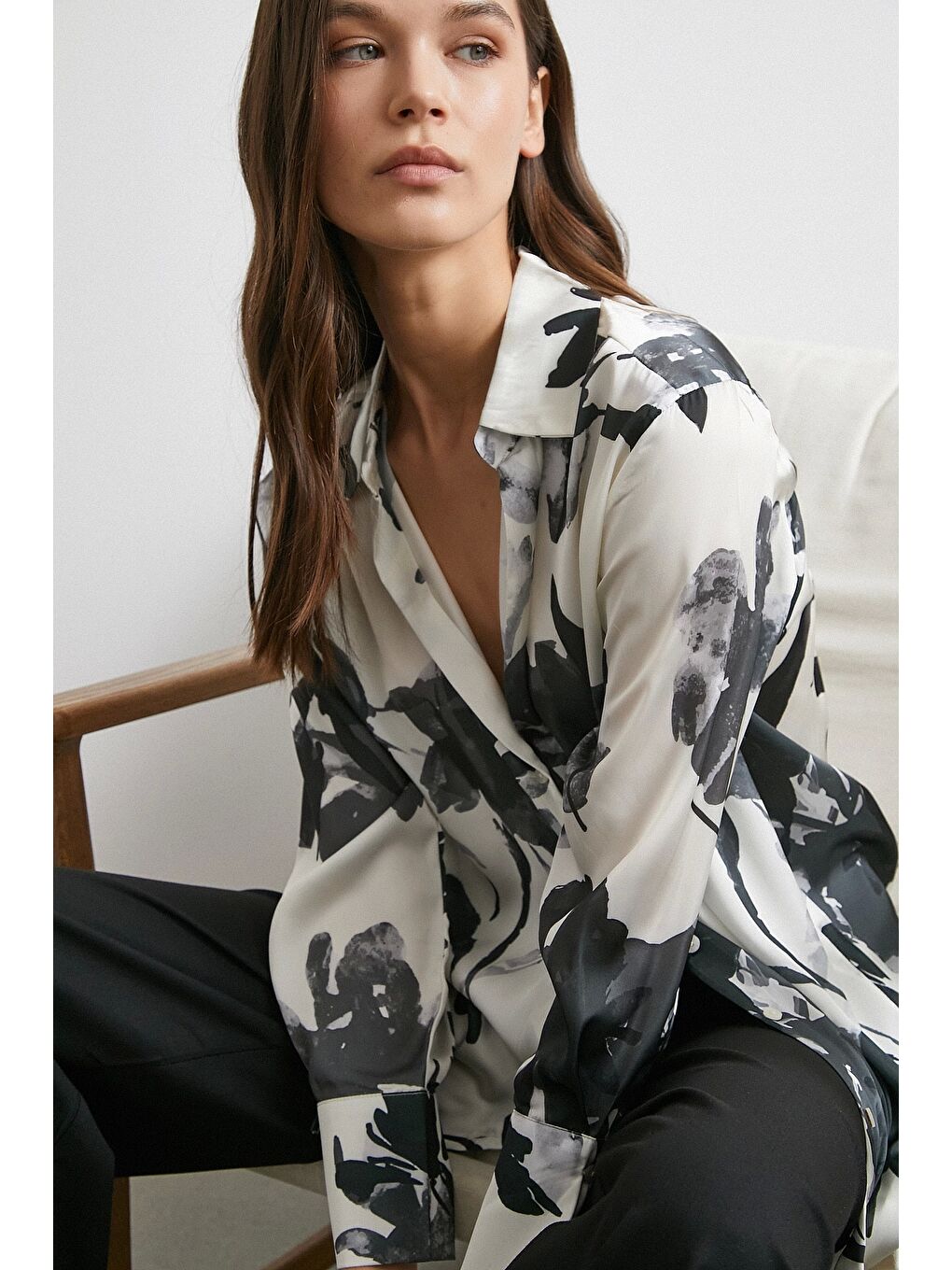 Saten Yüzeyli Desenli Gömlek Siyah-3