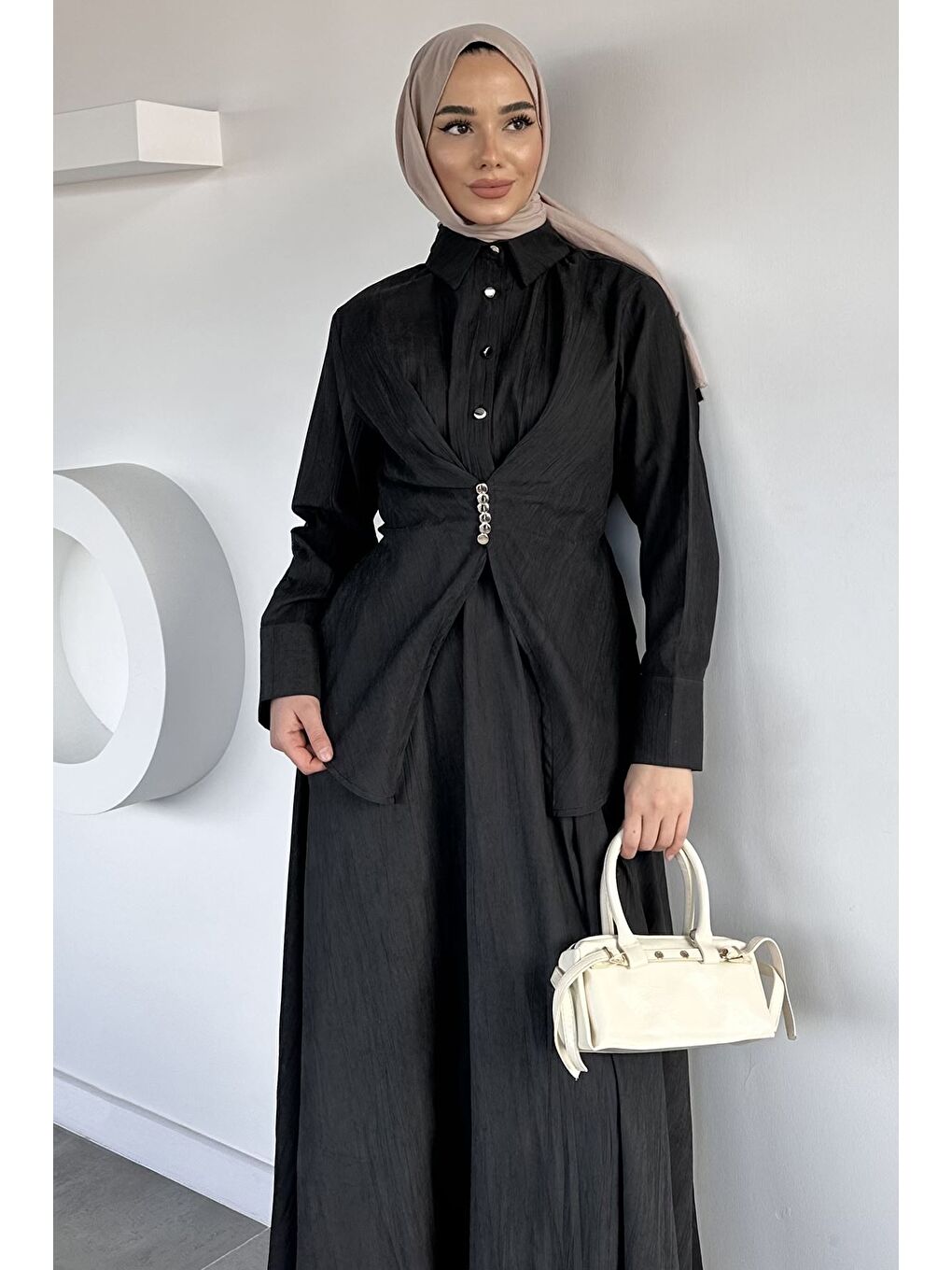 Siyah Gülseli Nubuk Kumaş Gömlek Etek Tesettür İkili Takım-2