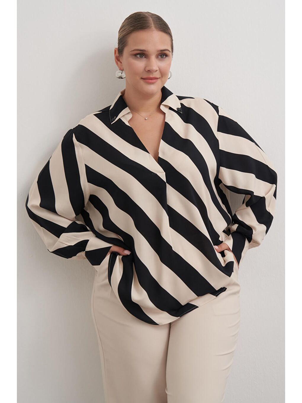 Siyah Dökümlü Çizgili Bluz