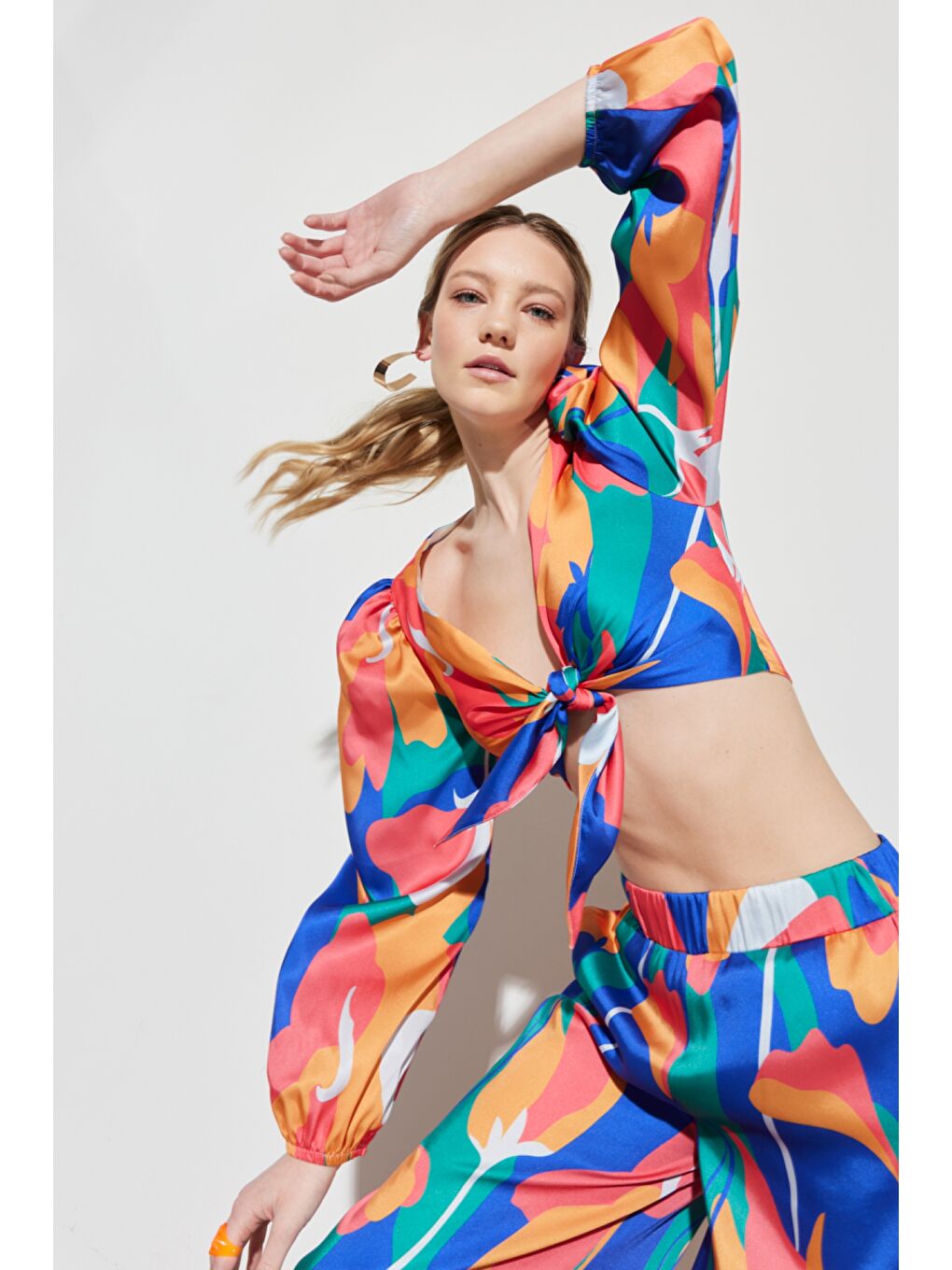 Karışık Regular Fit Normal Kesim V Yaka Yeşil Desenli Crop Bluz-1