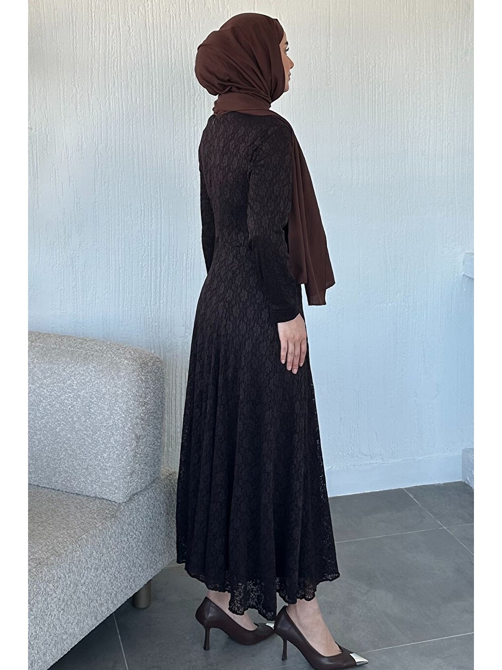 Kahverengi Gülseli Astarlı Tesettür Dantel Elbise-2