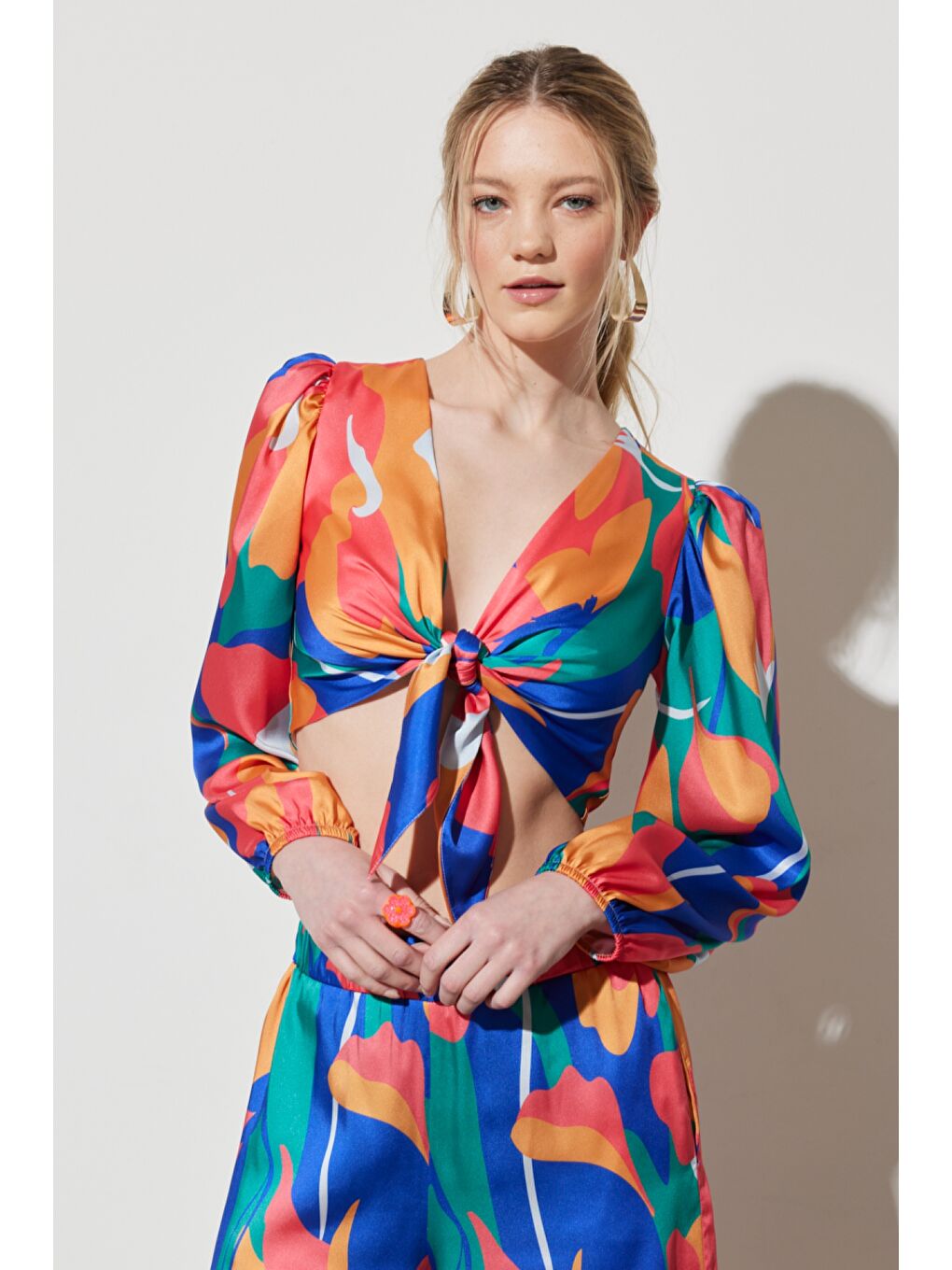 Karışık Regular Fit Normal Kesim V Yaka Yeşil Desenli Crop Bluz-2