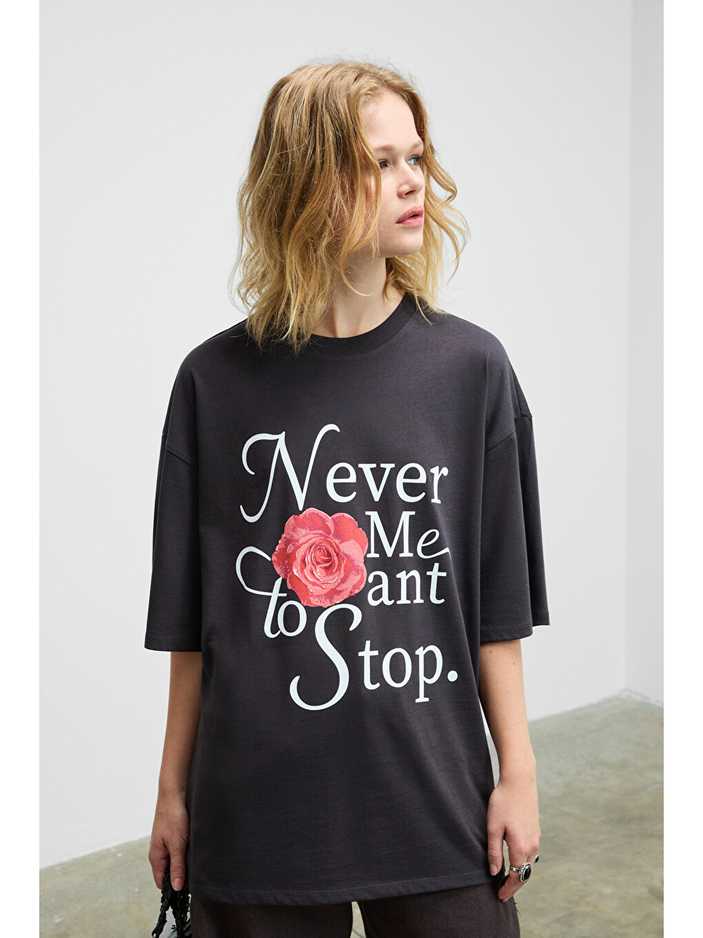 Mokıla Kadın Yumuşak Ve Esnek Kumaşlı Baskı Detaylı Bisiklet Yakalı Antrasit T-shirt-1