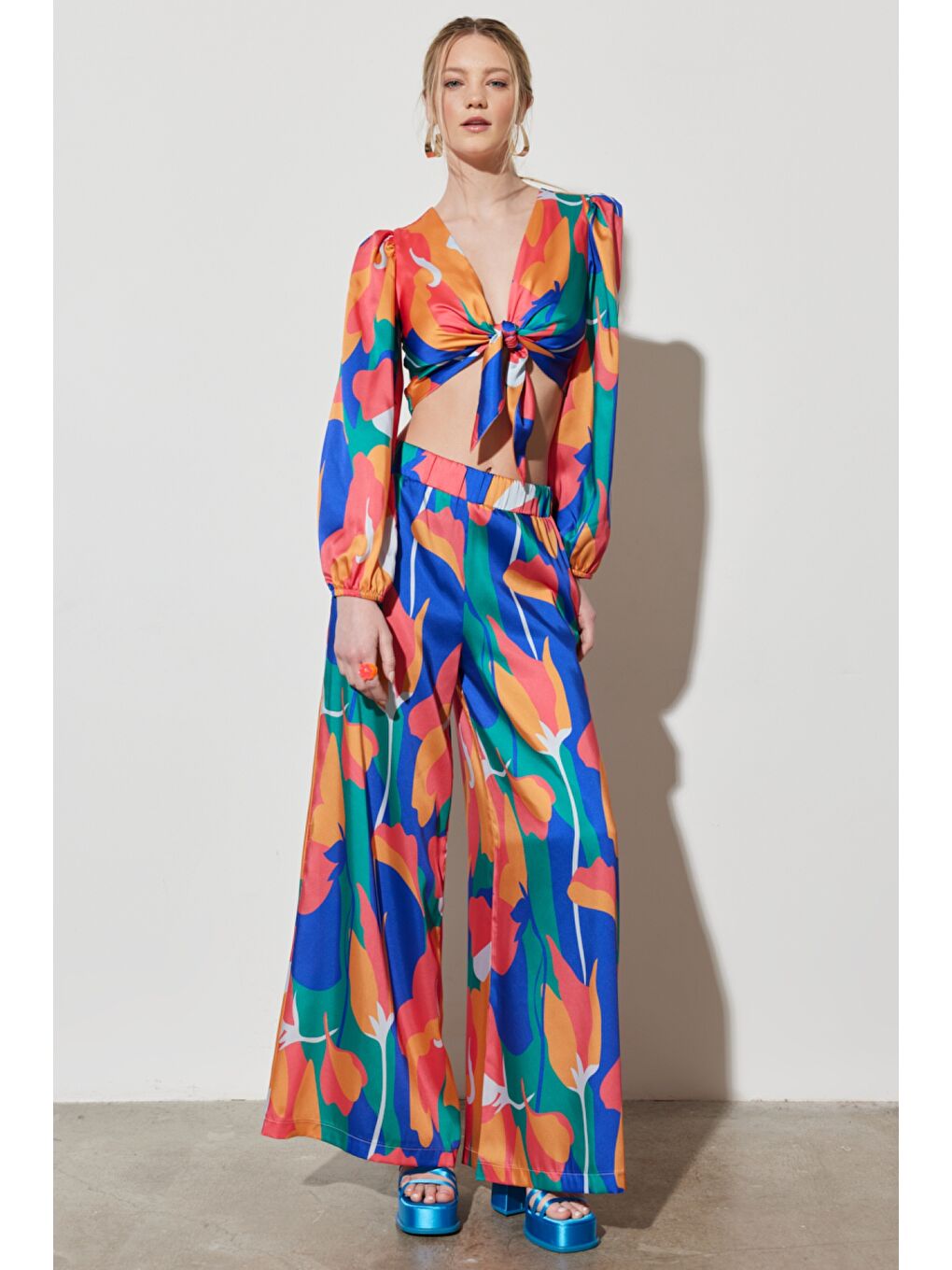 Karışık Regular Fit Normal Kesim V Yaka Yeşil Desenli Crop Bluz-5