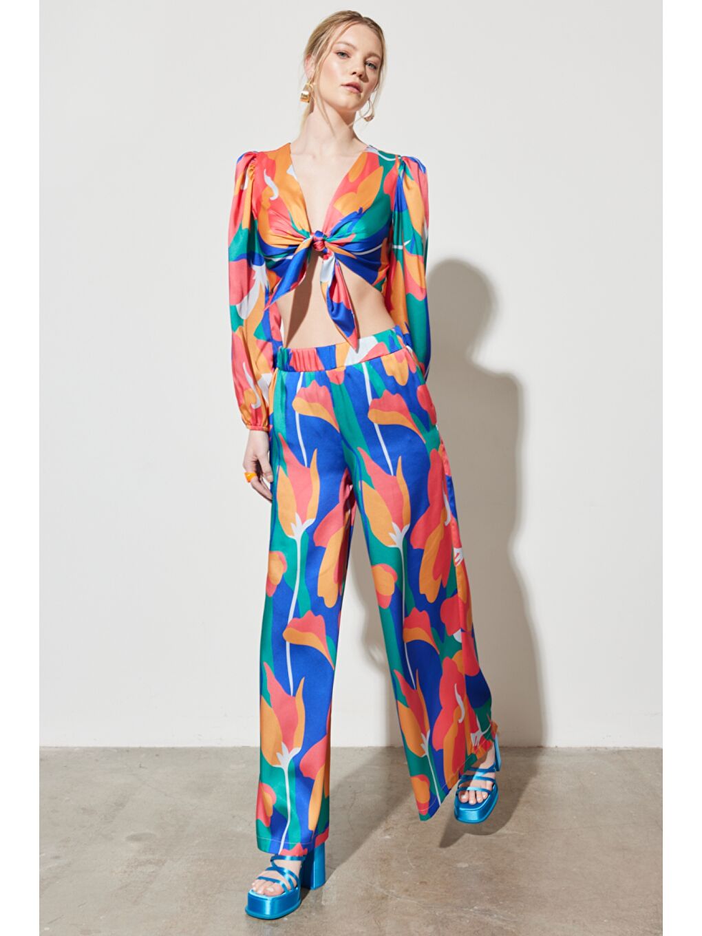 Karışık Regular Fit Normal Kesim V Yaka Yeşil Desenli Crop Bluz-6