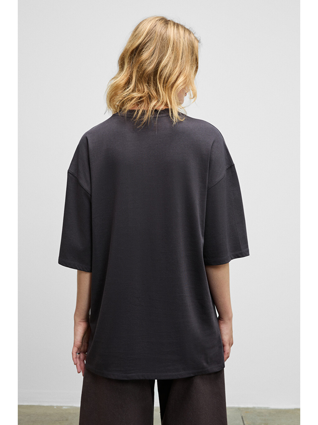 Mokıla Kadın Yumuşak Ve Esnek Kumaşlı Baskı Detaylı Bisiklet Yakalı Antrasit T-shirt-4