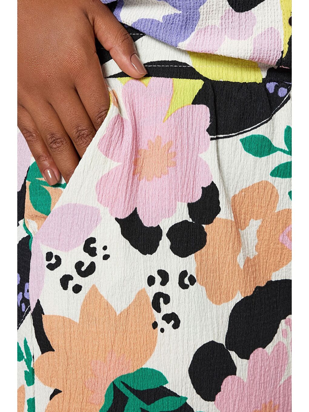 Pembe Büyük Beden Çiçek Desenli Beli Lastikli Cepli Şort 304184-3