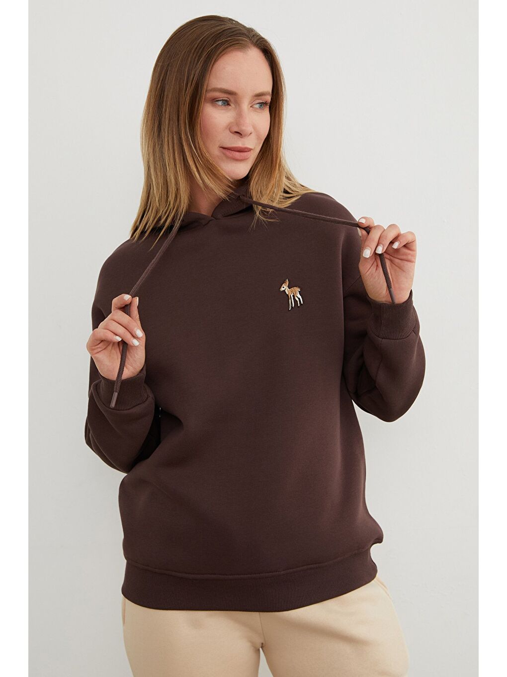 Kahverengi 3 İplik Ceylan Nakışlı Kapüşonlu Sweatshirt