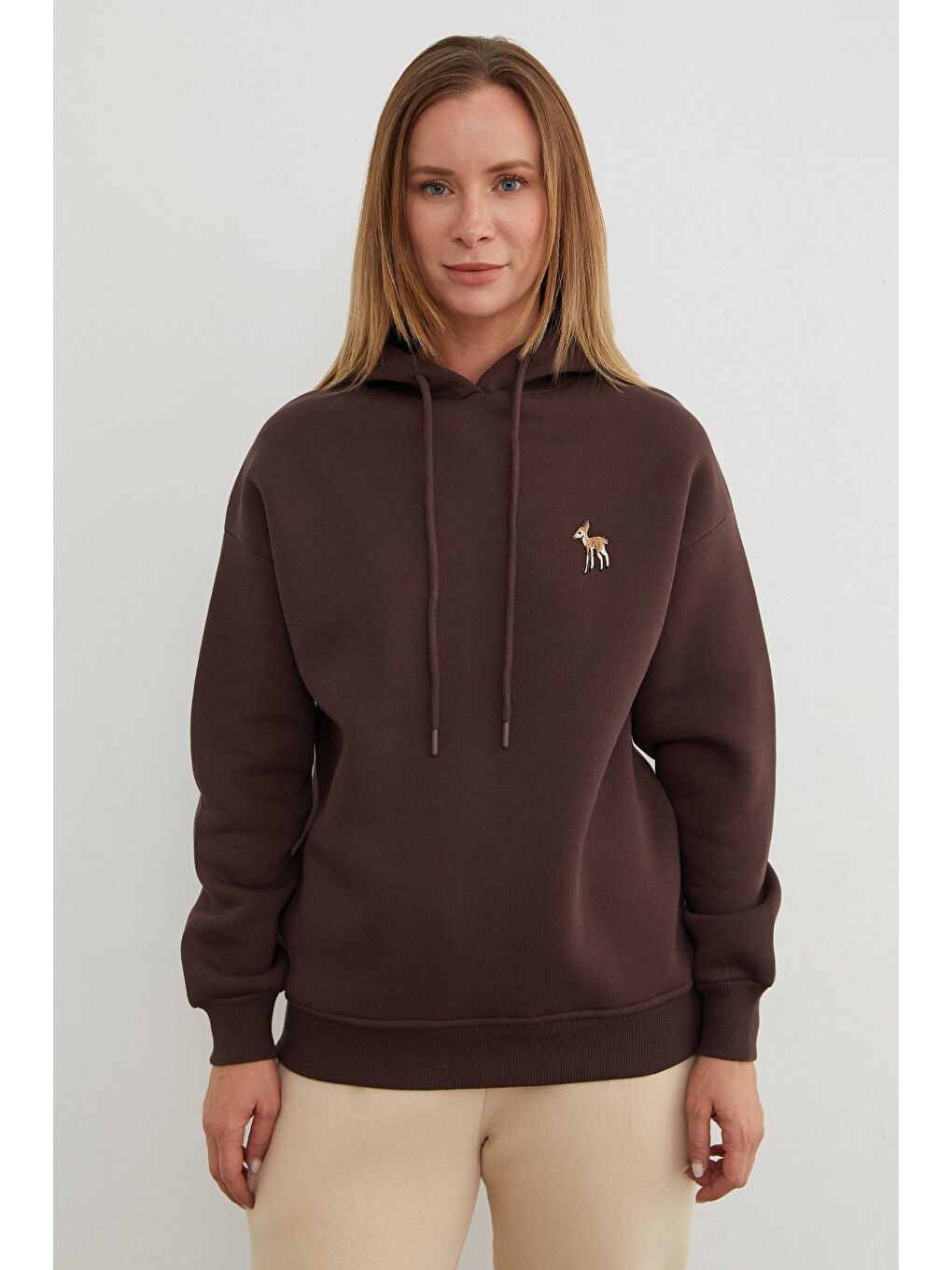 Kahverengi 3 İplik Ceylan Nakışlı Kapüşonlu Sweatshirt-1