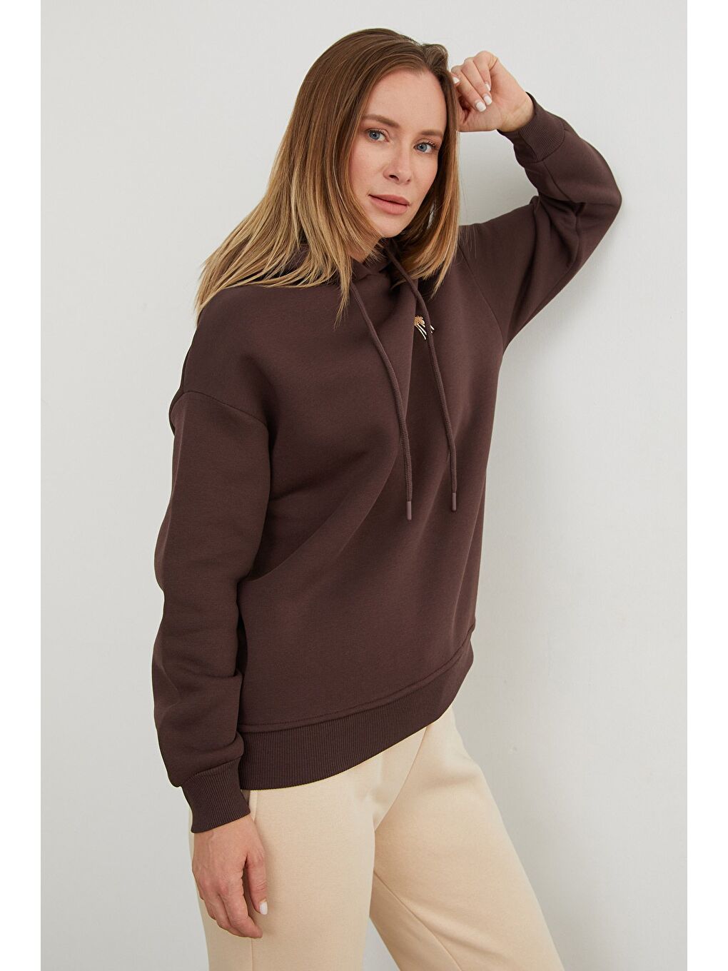 Kahverengi 3 İplik Ceylan Nakışlı Kapüşonlu Sweatshirt-2