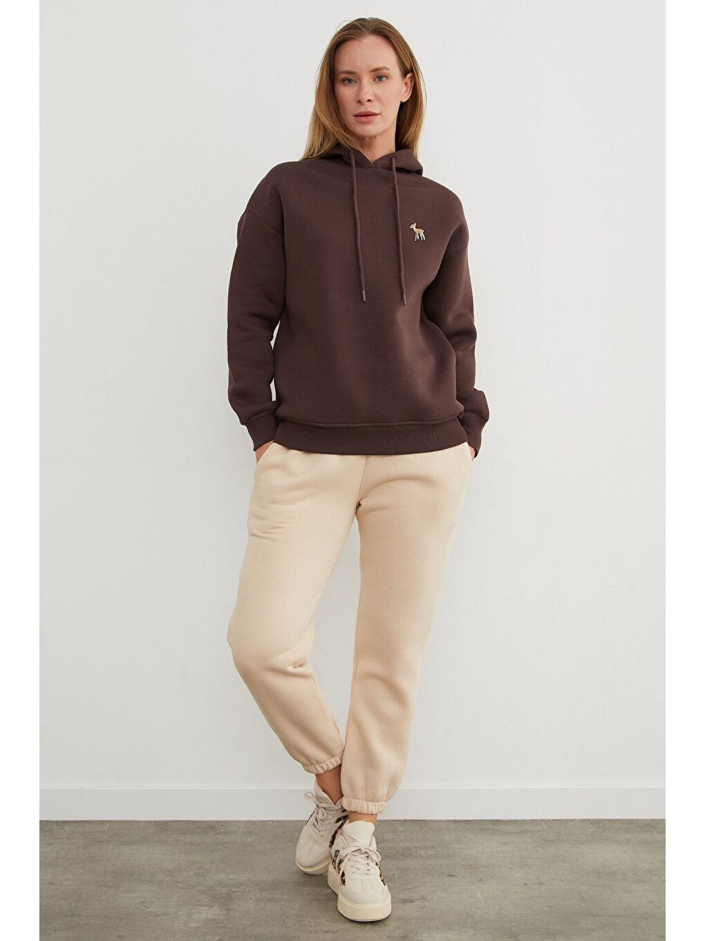 Kahverengi 3 İplik Ceylan Nakışlı Kapüşonlu Sweatshirt-3