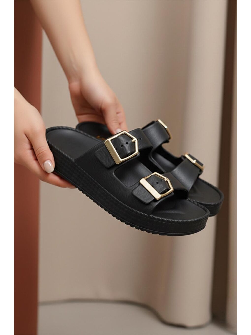 Siyah Lovi Z044 Metal Toka Detaylı Platform Taban Kadın Terlik Şehirli Stil