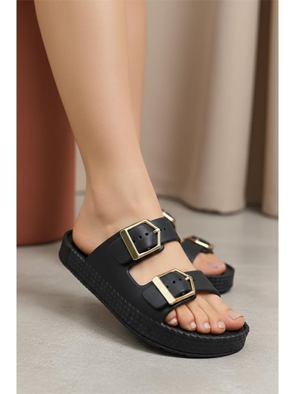 Siyah Lovi Z044 Metal Toka Detaylı Platform Taban Kadın Terlik Şehirli Stil-1