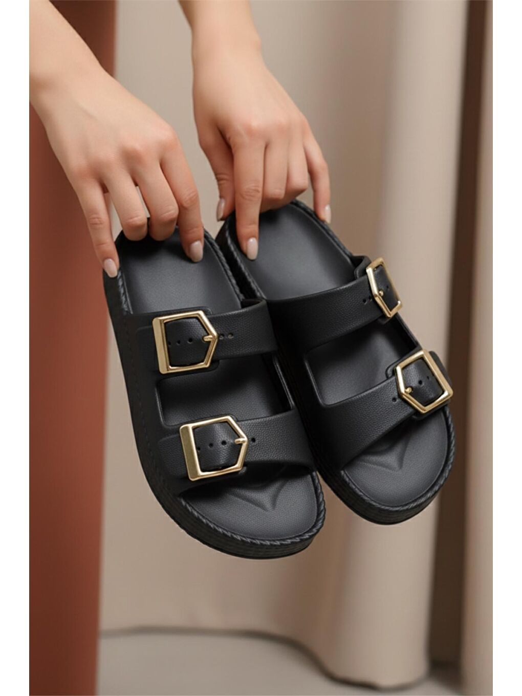 Siyah Lovi Z044 Metal Toka Detaylı Platform Taban Kadın Terlik Şehirli Stil-3