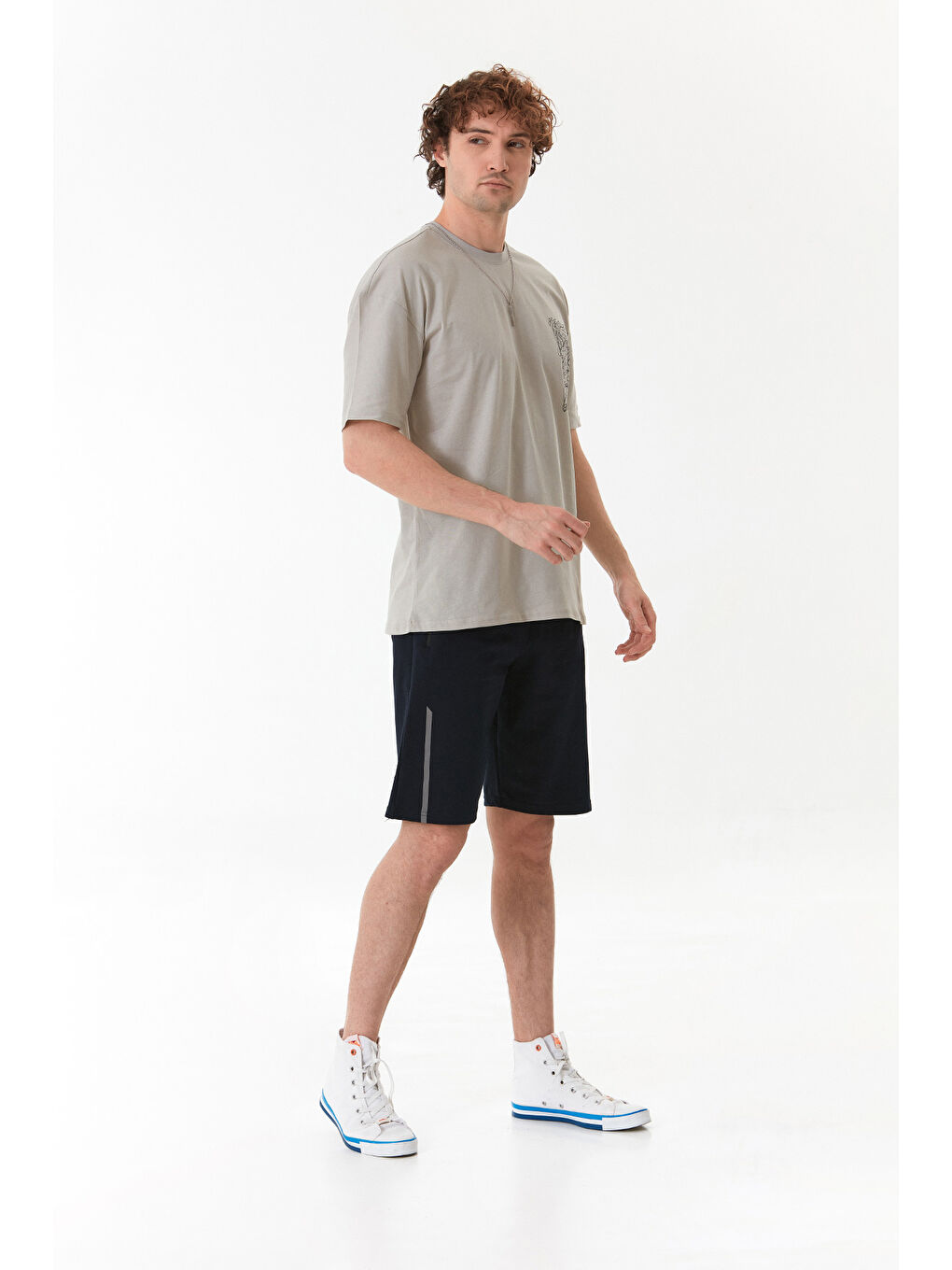 Gri Önü Ve Arkası Baskılı Kolye Detaylı Tişört-1