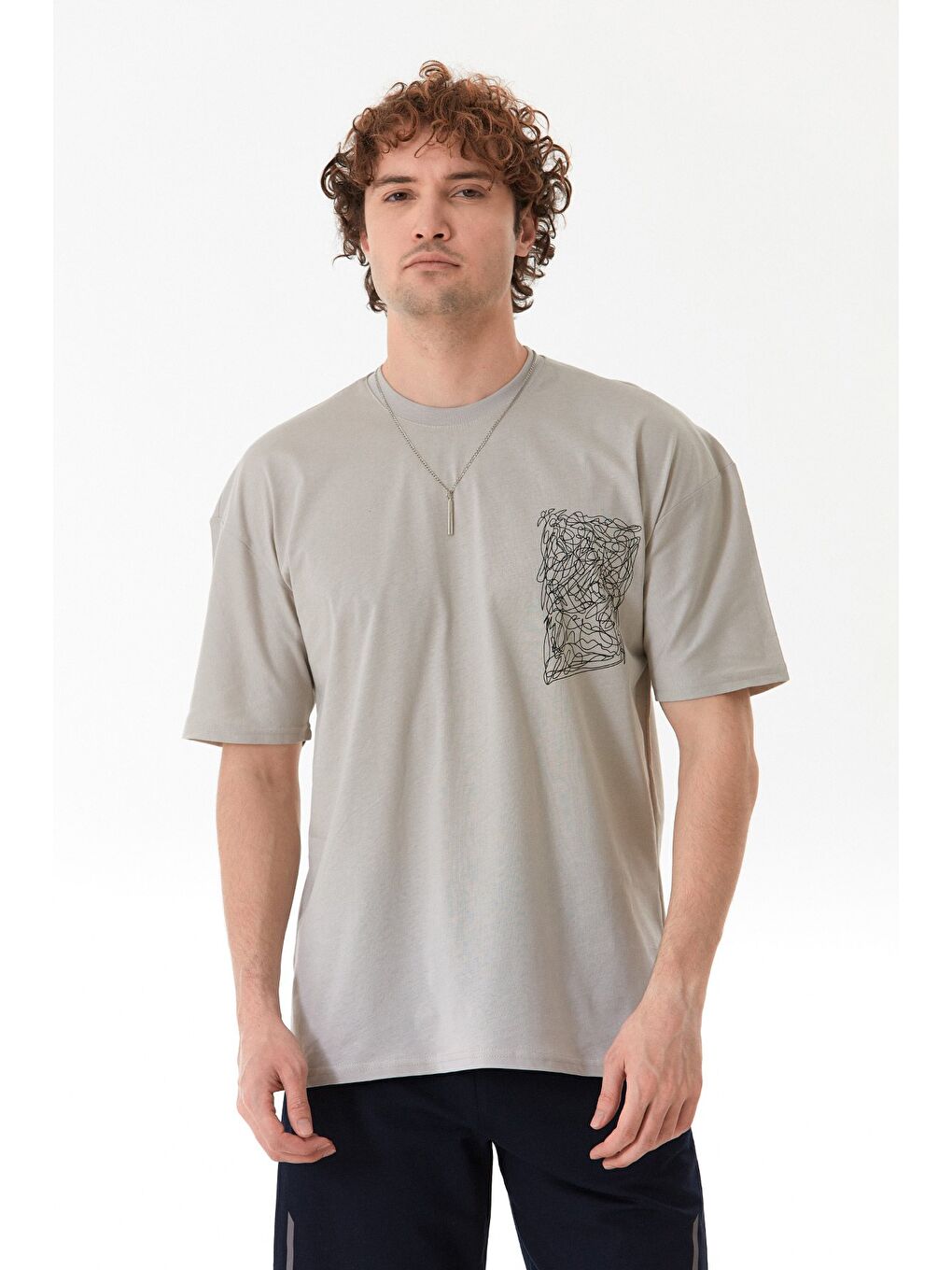 Gri Önü Ve Arkası Baskılı Kolye Detaylı Tişört-2