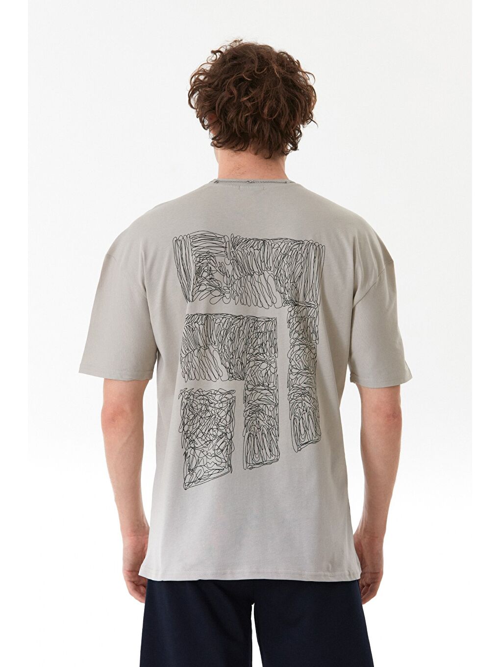 Gri Önü Ve Arkası Baskılı Kolye Detaylı Tişört-3