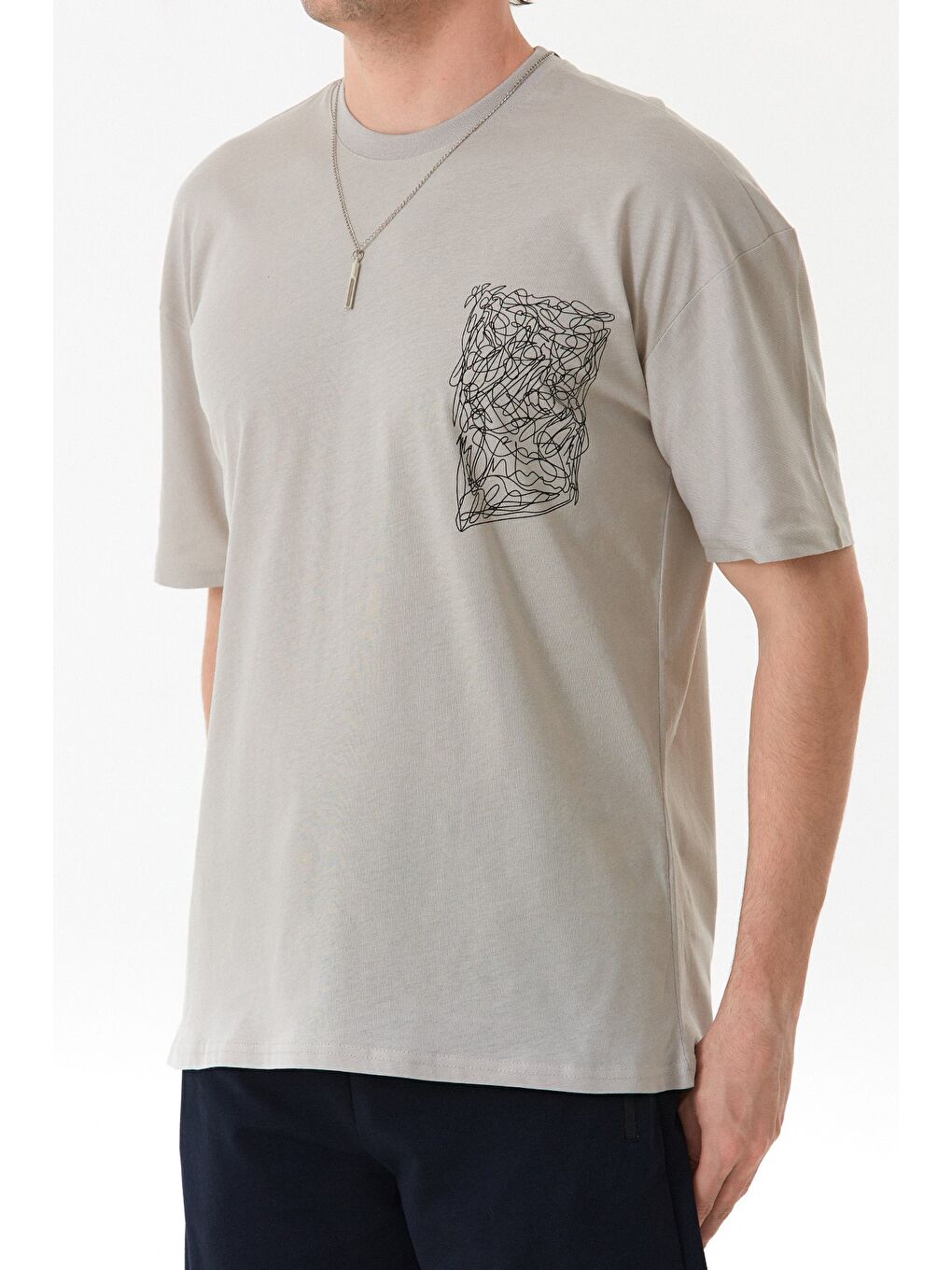 Gri Önü Ve Arkası Baskılı Kolye Detaylı Tişört-4