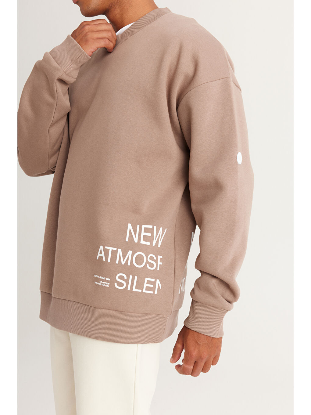 Erkek Bej Oversize Fit Bol Kesim İçi Polarlı Pamuklu Baskılı Sweatshirt-1