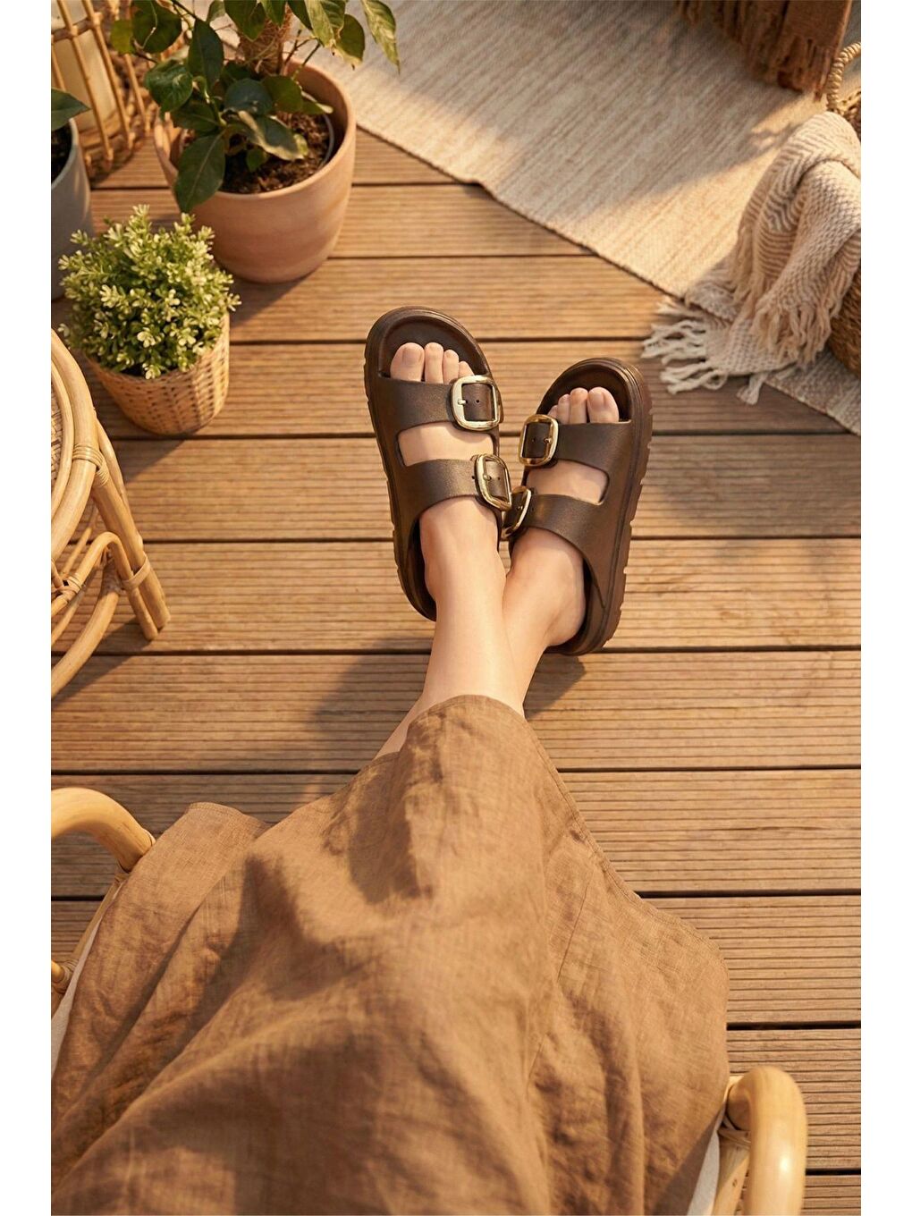 Kahverengi Lovi Z022 Gold Toka Detaylı Platform Tabanlı Anatomik Kadın Terlik-1