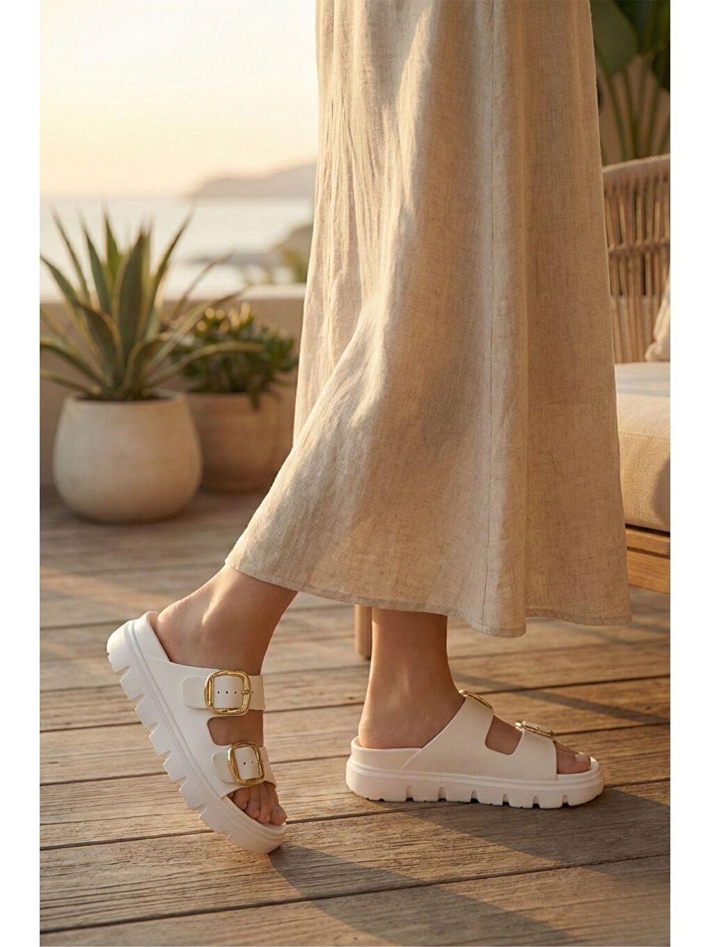 Beyaz Lovi Z022 Gold Toka Detaylı Platform Tabanlı Anatomik Kadın Terlik-1