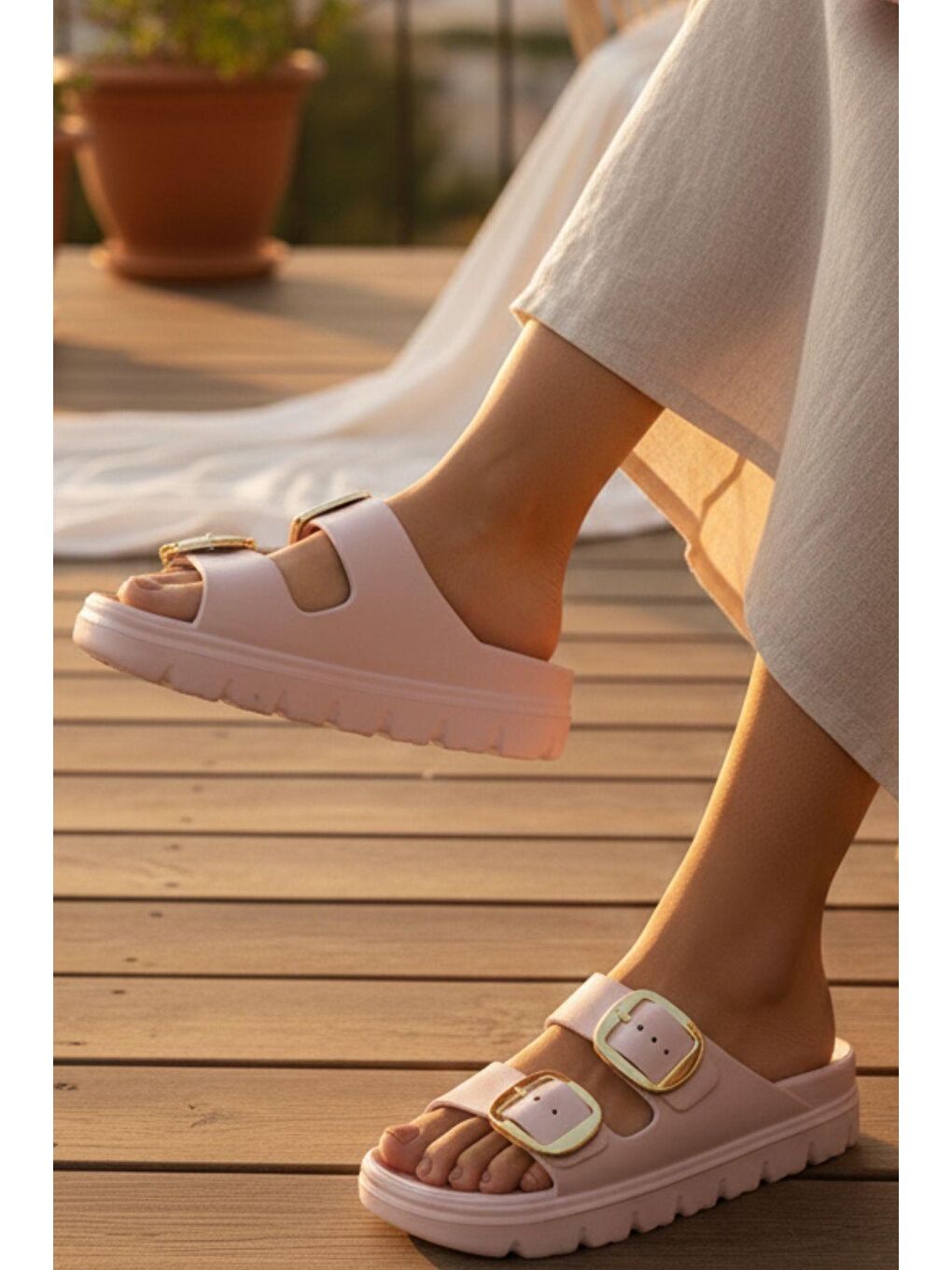 Pembe Lovi Z022 Gold Toka Detaylı Platform Tabanlı Anatomik Kadın Terlik