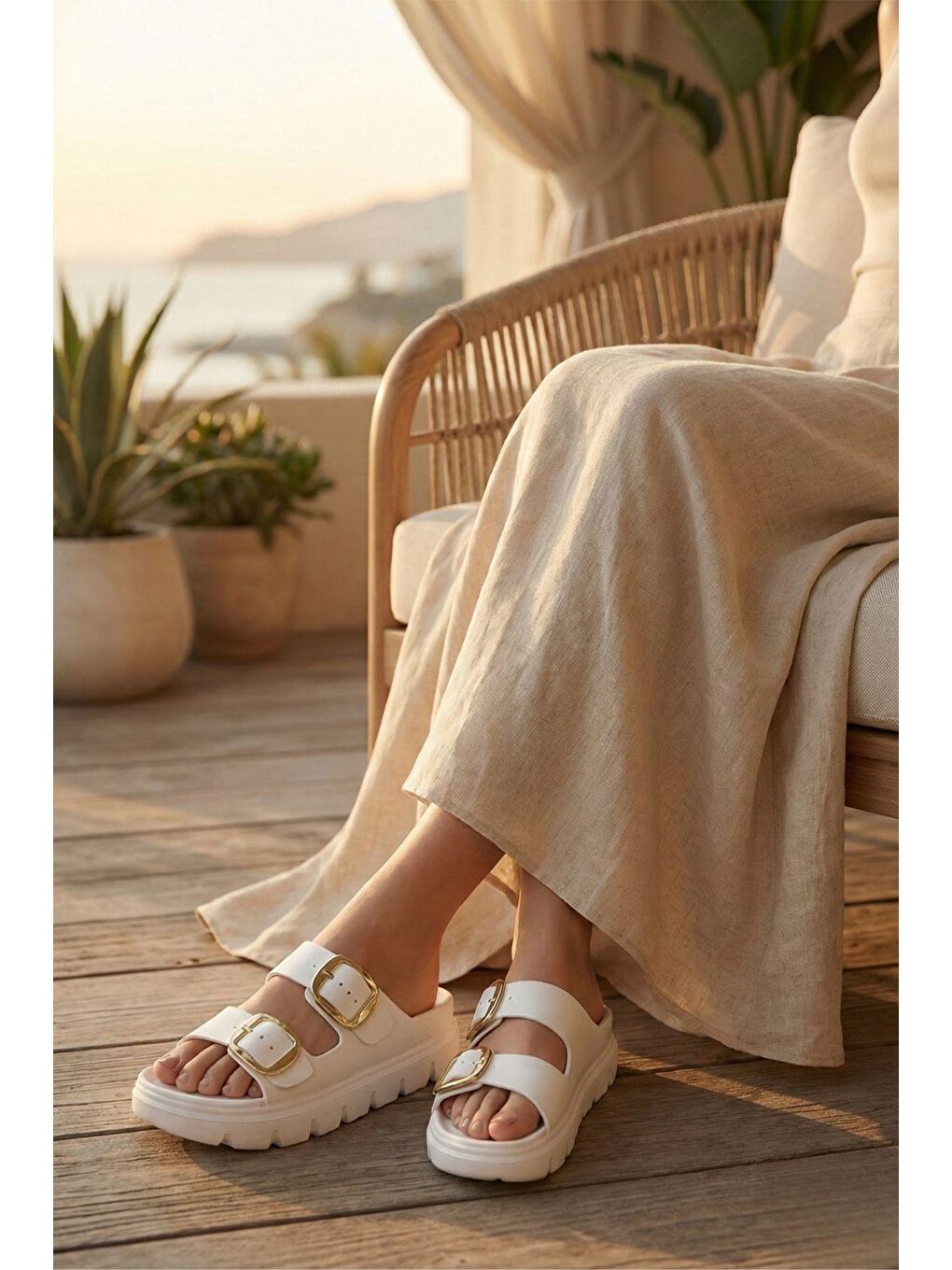 Beyaz Lovi Z022 Gold Toka Detaylı Platform Tabanlı Anatomik Kadın Terlik-2