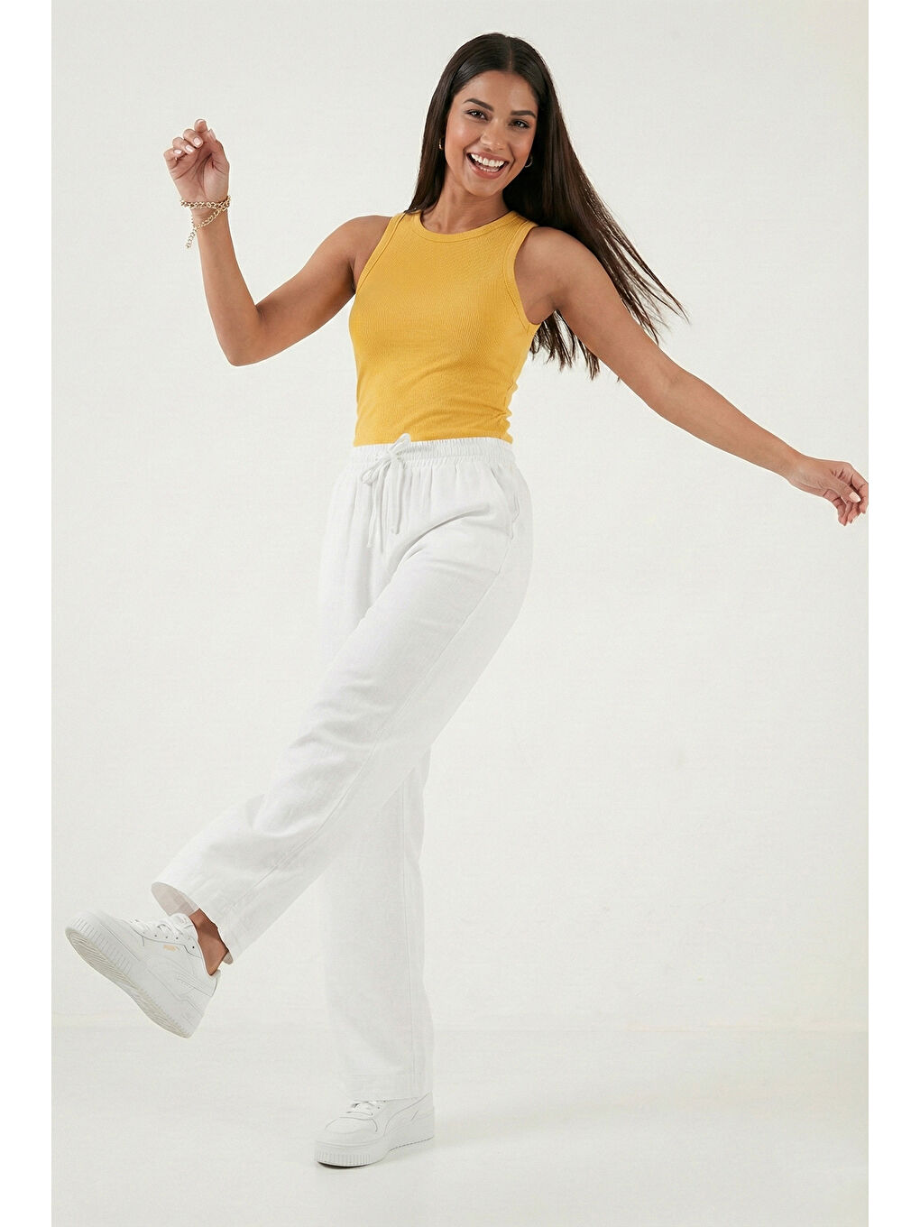 Beyaz Pamuklu Belden Bağlamalı Yüksek Bel Geniş Paça Cepli Regular Fit Kadın Pantolon 668YP4760-1