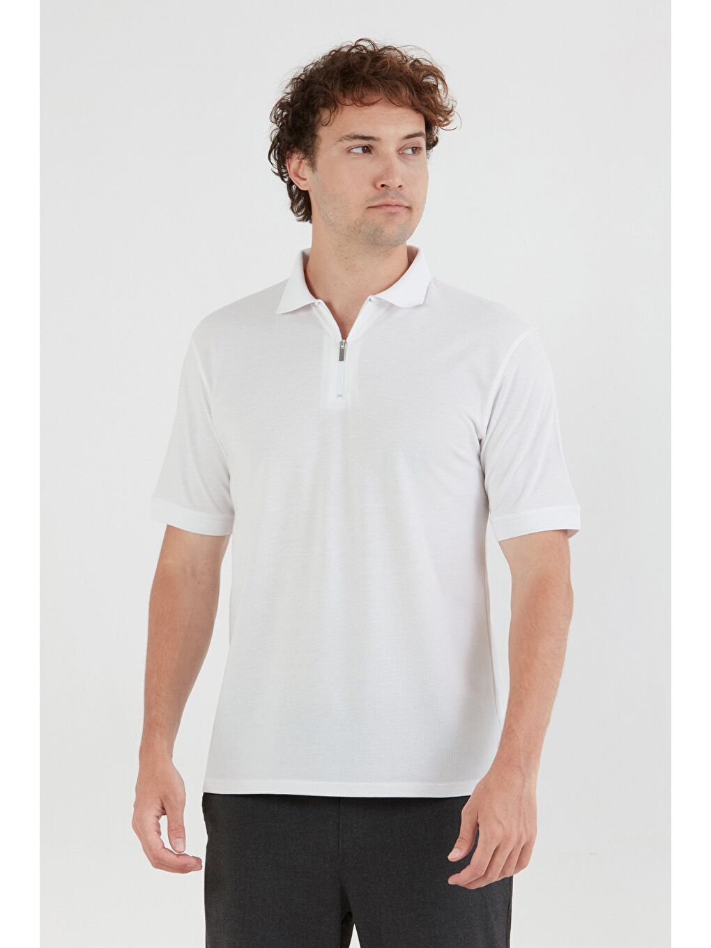 Beyaz Basic Polo Yaka Yarım Fermuarlı Tişört