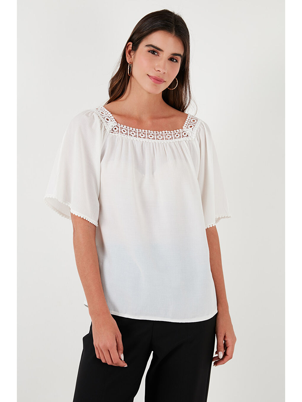 Ekru Güpürlü Regular Fit Kare Yaka Kadın Bluz 5869003-1