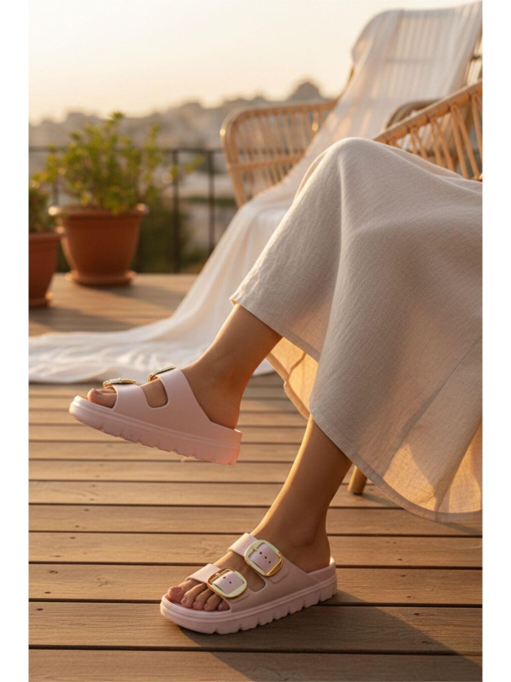 Pembe Lovi Z022 Gold Toka Detaylı Platform Tabanlı Anatomik Kadın Terlik-2