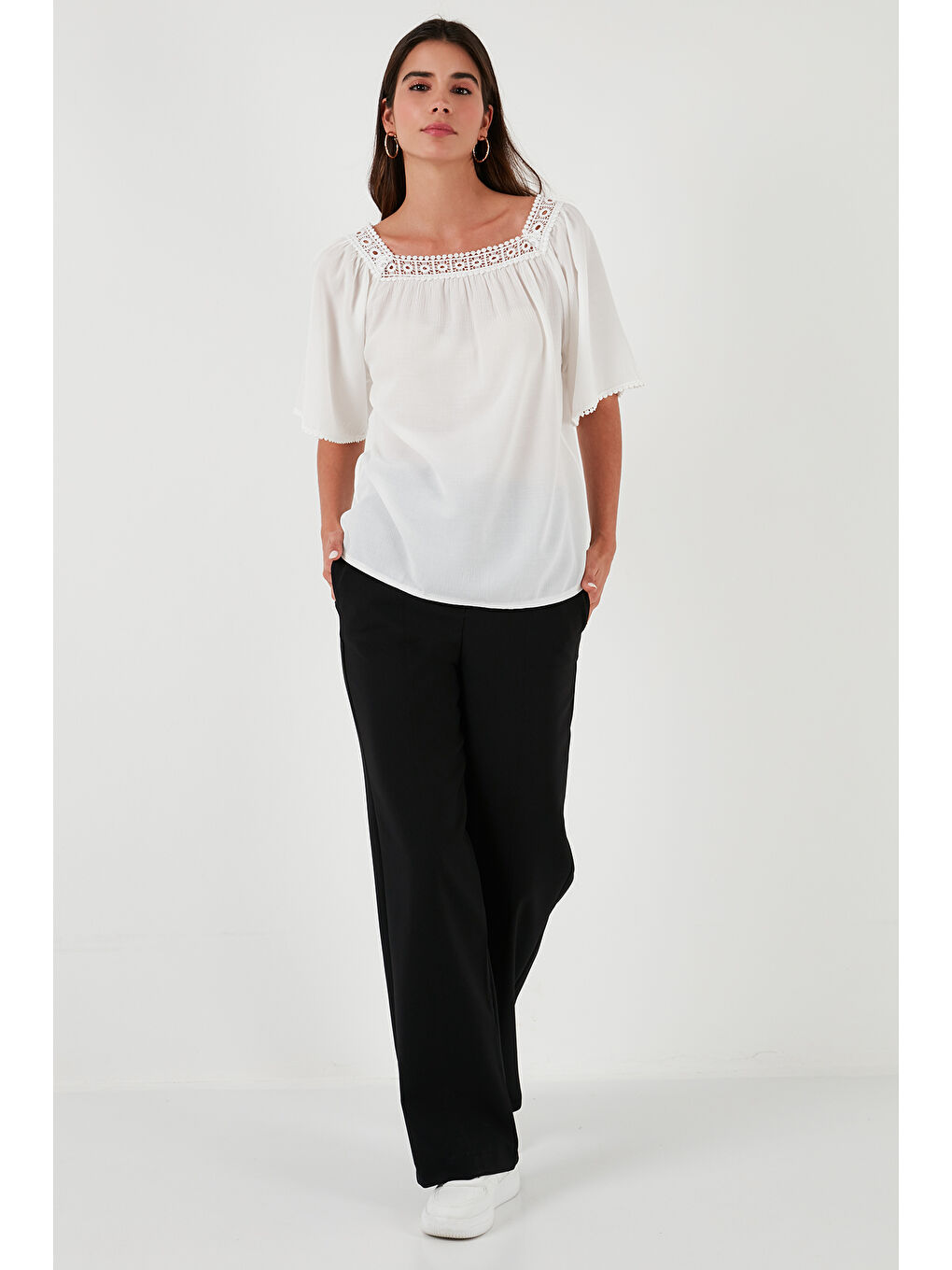 Ekru Güpürlü Regular Fit Kare Yaka Kadın Bluz 5869003-2