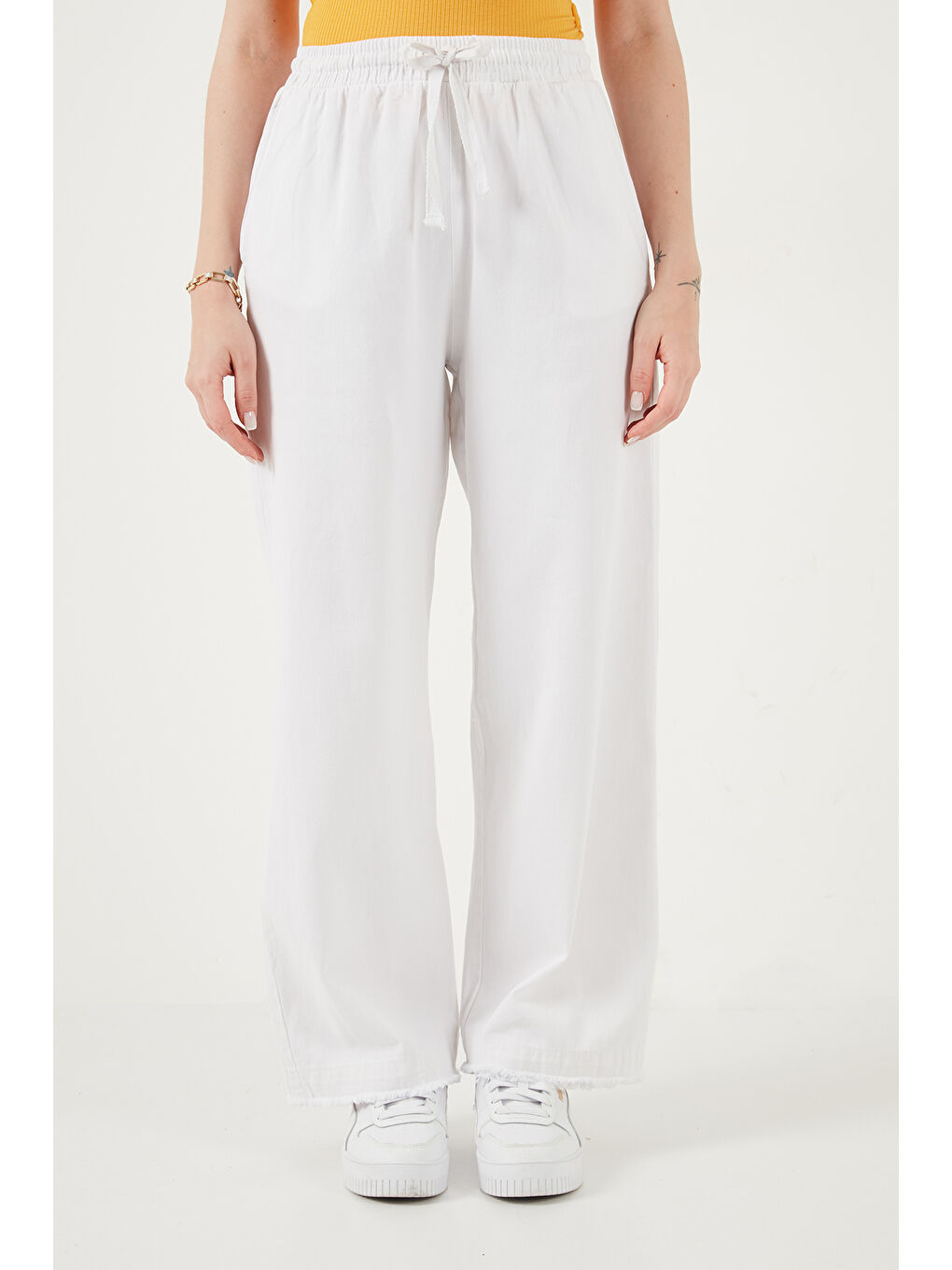 Beyaz Pamuklu Belden Bağlamalı Yüksek Bel Geniş Paça Cepli Regular Fit Kadın Pantolon 668YP4760-4