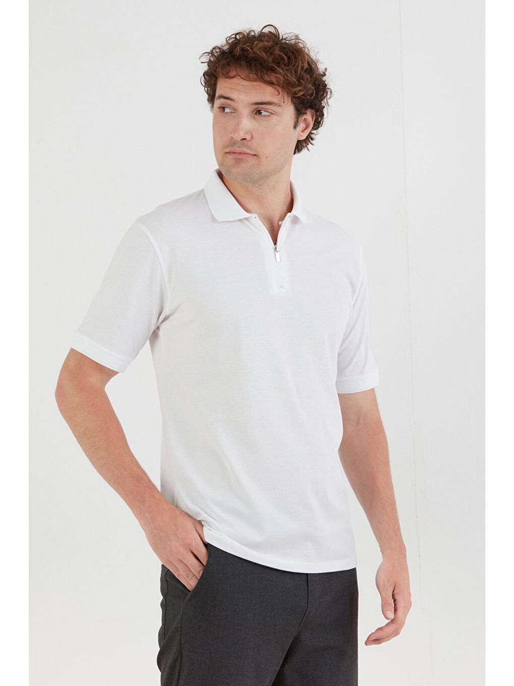 Beyaz Basic Polo Yaka Yarım Fermuarlı Tişört-2