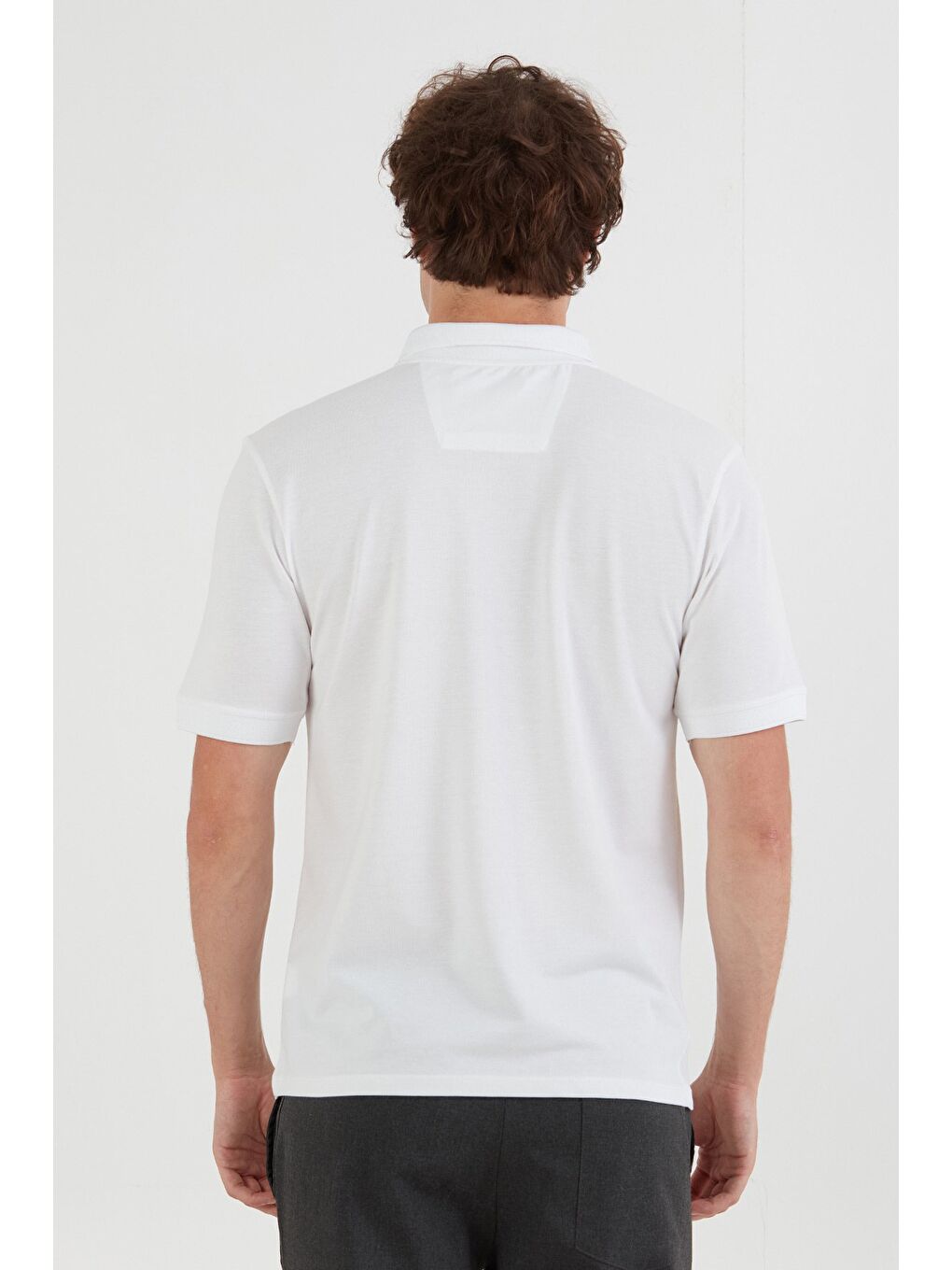 Beyaz Basic Polo Yaka Yarım Fermuarlı Tişört-3