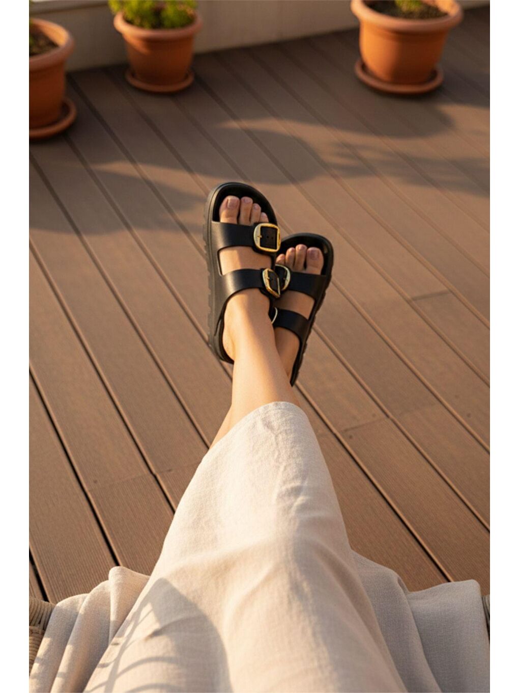 Siyah Lovi Z022 Gold Toka Detaylı Platform Tabanlı Anatomik Kadın Terlik-1