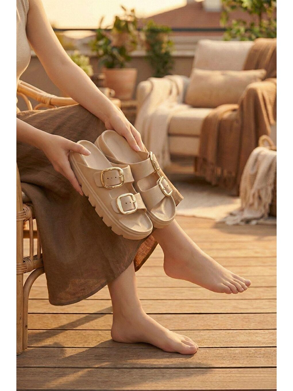 Bej Lovi Z022 Gold Toka Detaylı Platform Tabanlı Anatomik Kadın Terlik