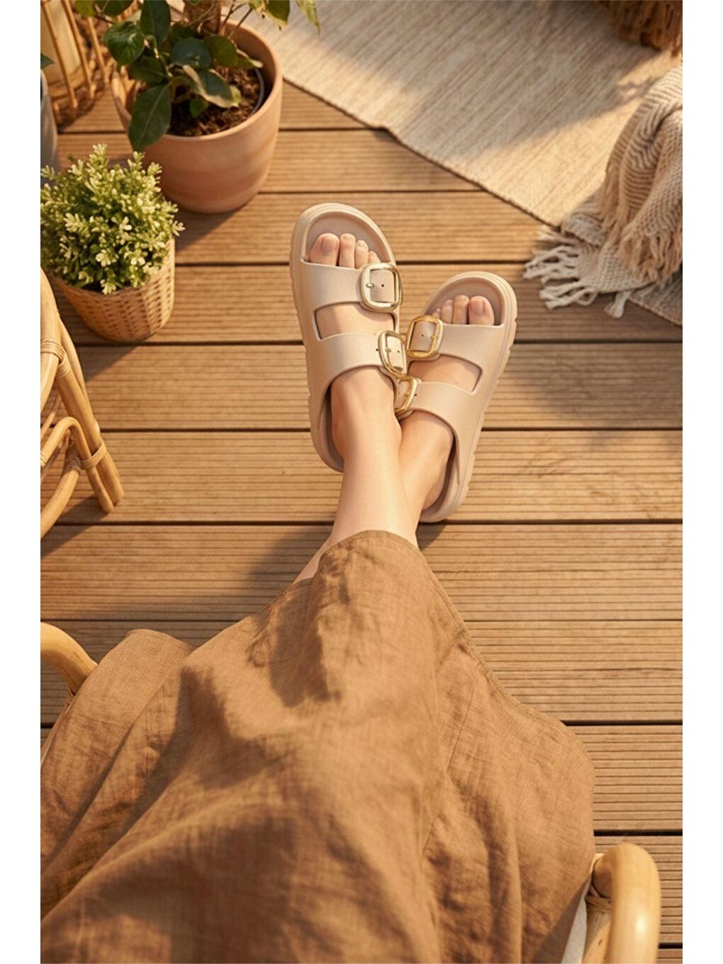 Bej Lovi Z022 Gold Toka Detaylı Platform Tabanlı Anatomik Kadın Terlik-1