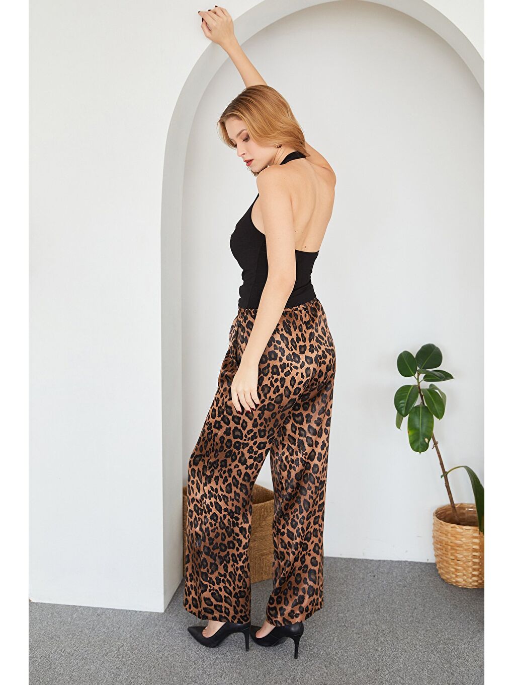 Kahverengi Leopar Desenli Beli Lastikli Saten Pantolon-1