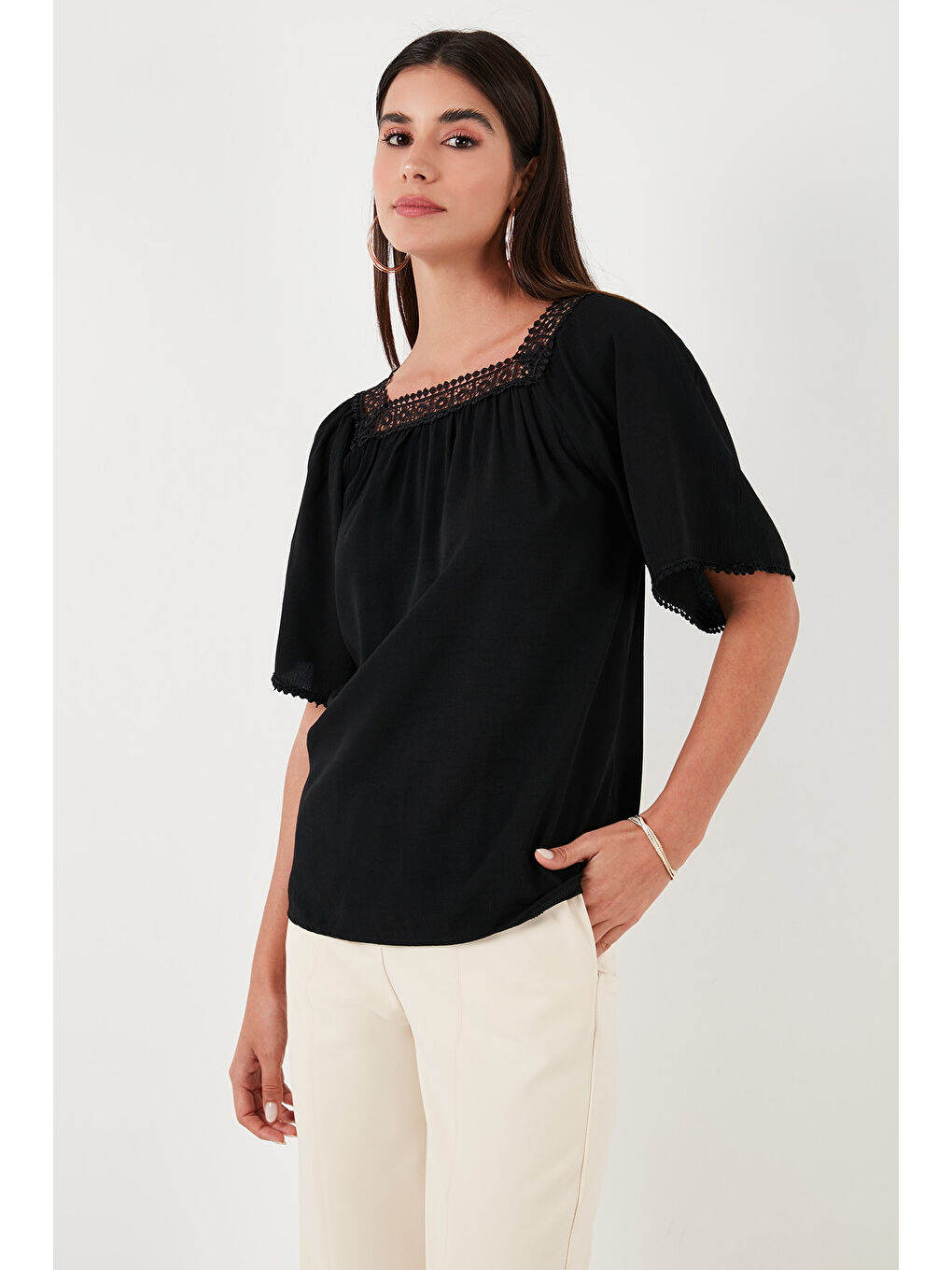 Siyah Güpürlü Regular Fit Kare Yaka Kadın Bluz 5869003-1