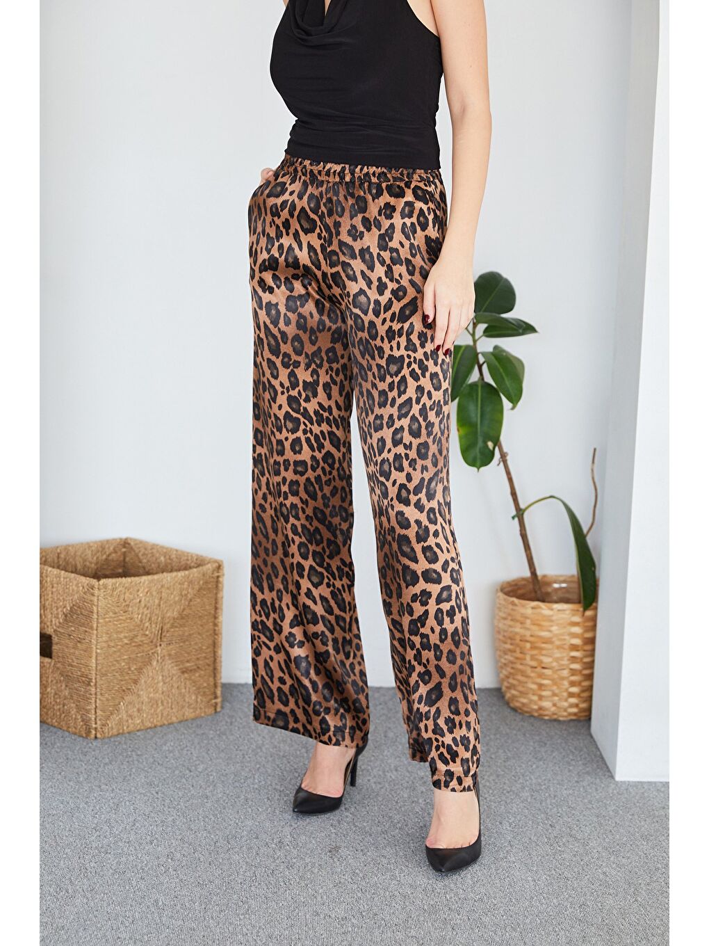 Kahverengi Leopar Desenli Beli Lastikli Saten Pantolon-2