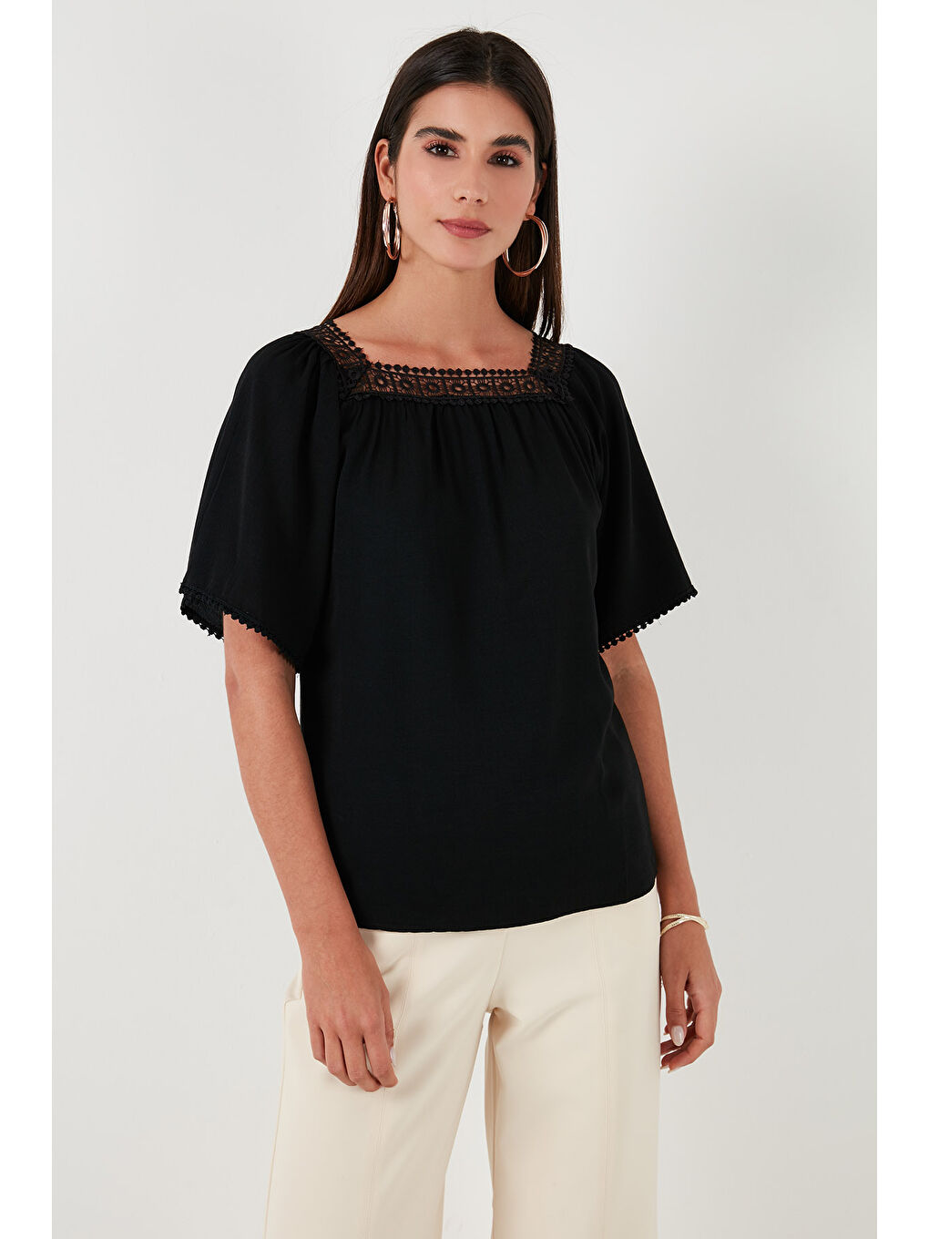 Siyah Güpürlü Regular Fit Kare Yaka Kadın Bluz 5869003-2