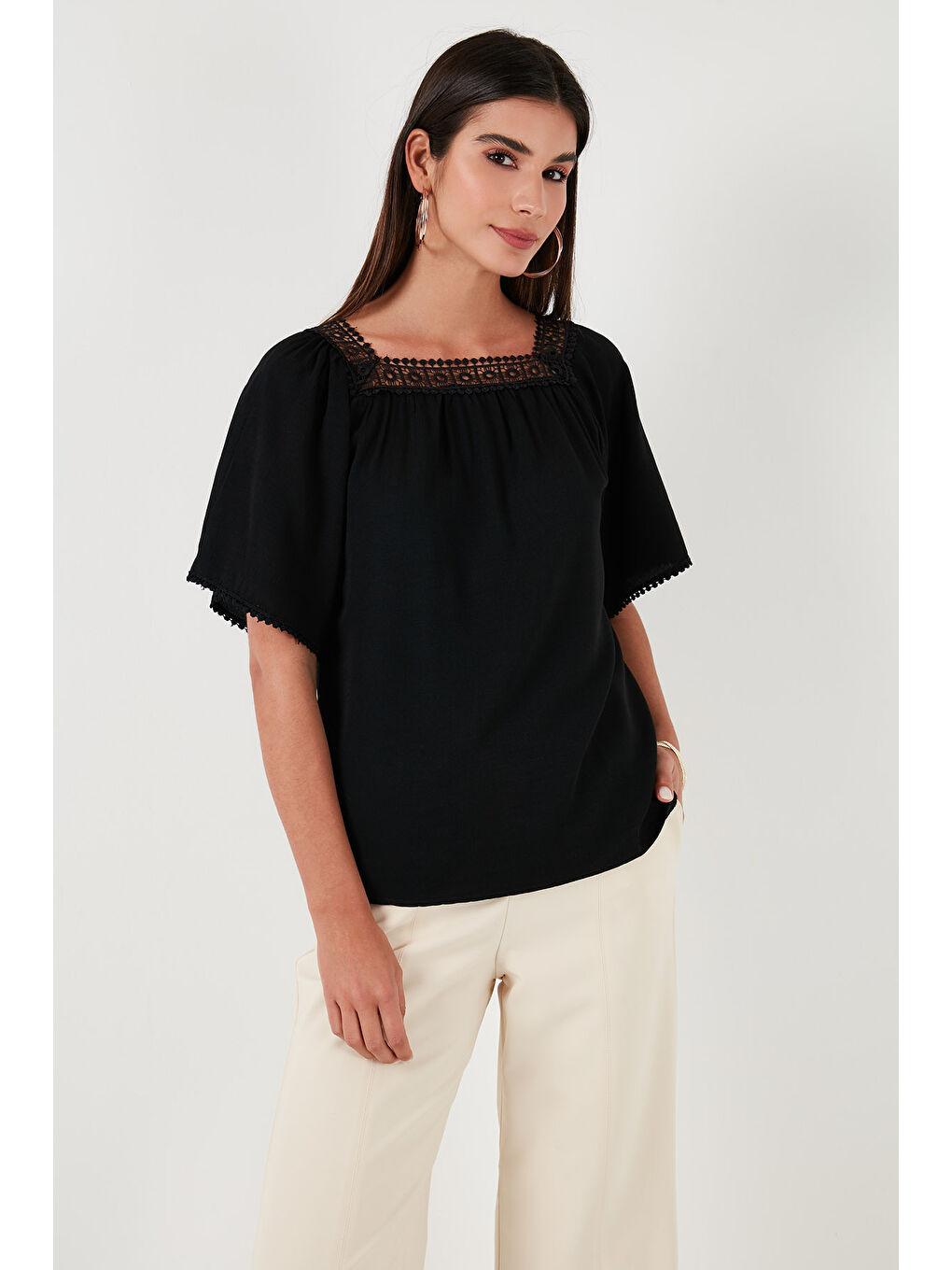 Siyah Güpürlü Regular Fit Kare Yaka Kadın Bluz 5869003-3