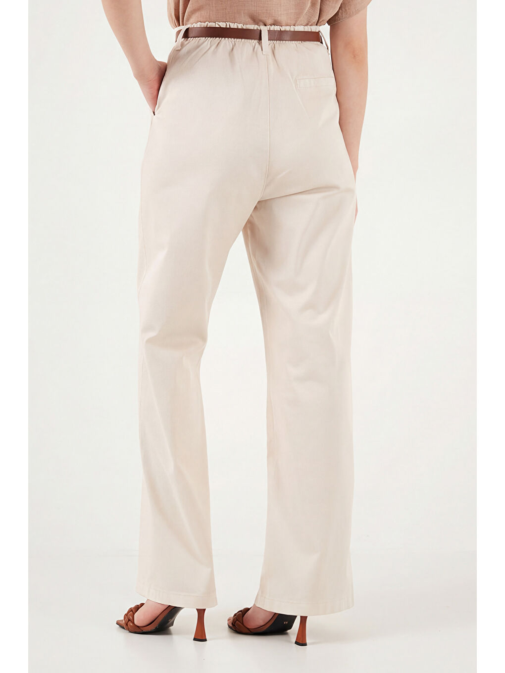 Bej Pamuklu Wide Leg Yüksek Bel Geniş Paça Kemerli Kadın Pantolon 668YP5429-6