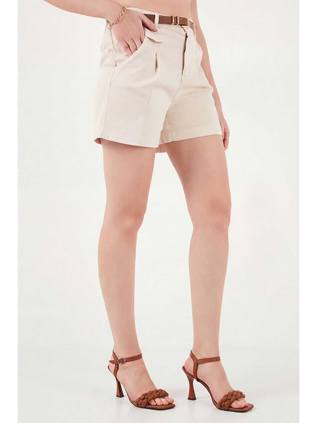 Bej Kemer Detaylı Relaxed Fit Yüksek Bel Pamuklu Kadın Şort 668YP5448-2
