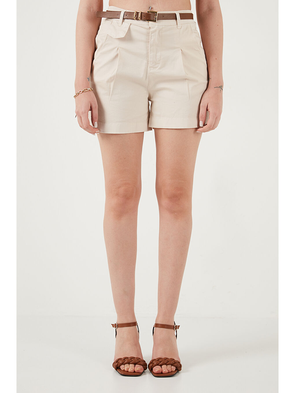 Bej Kemer Detaylı Relaxed Fit Yüksek Bel Pamuklu Kadın Şort 668YP5448-4