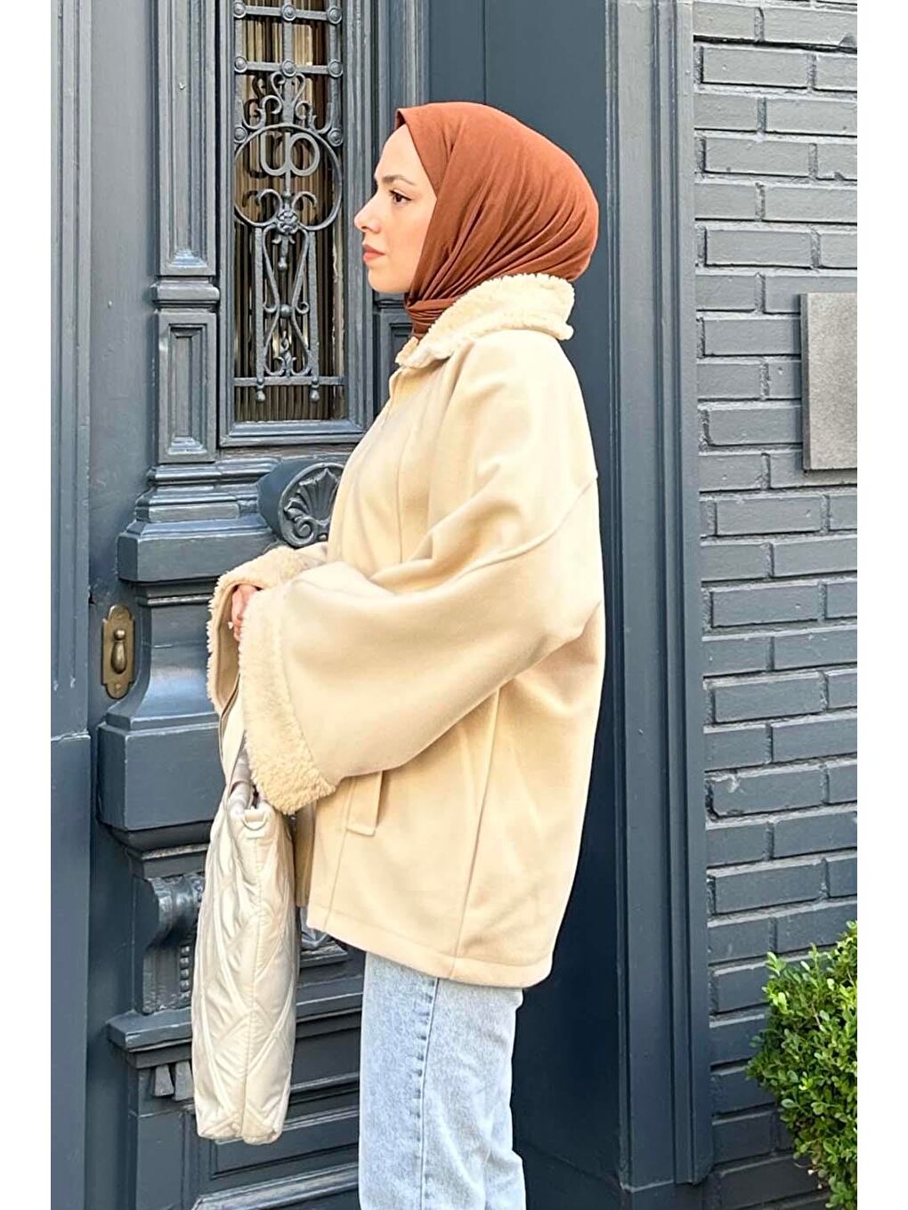 Ekru Gömlek Yaka Düşük Omuz Kürk Detaylı Mont Krem-1