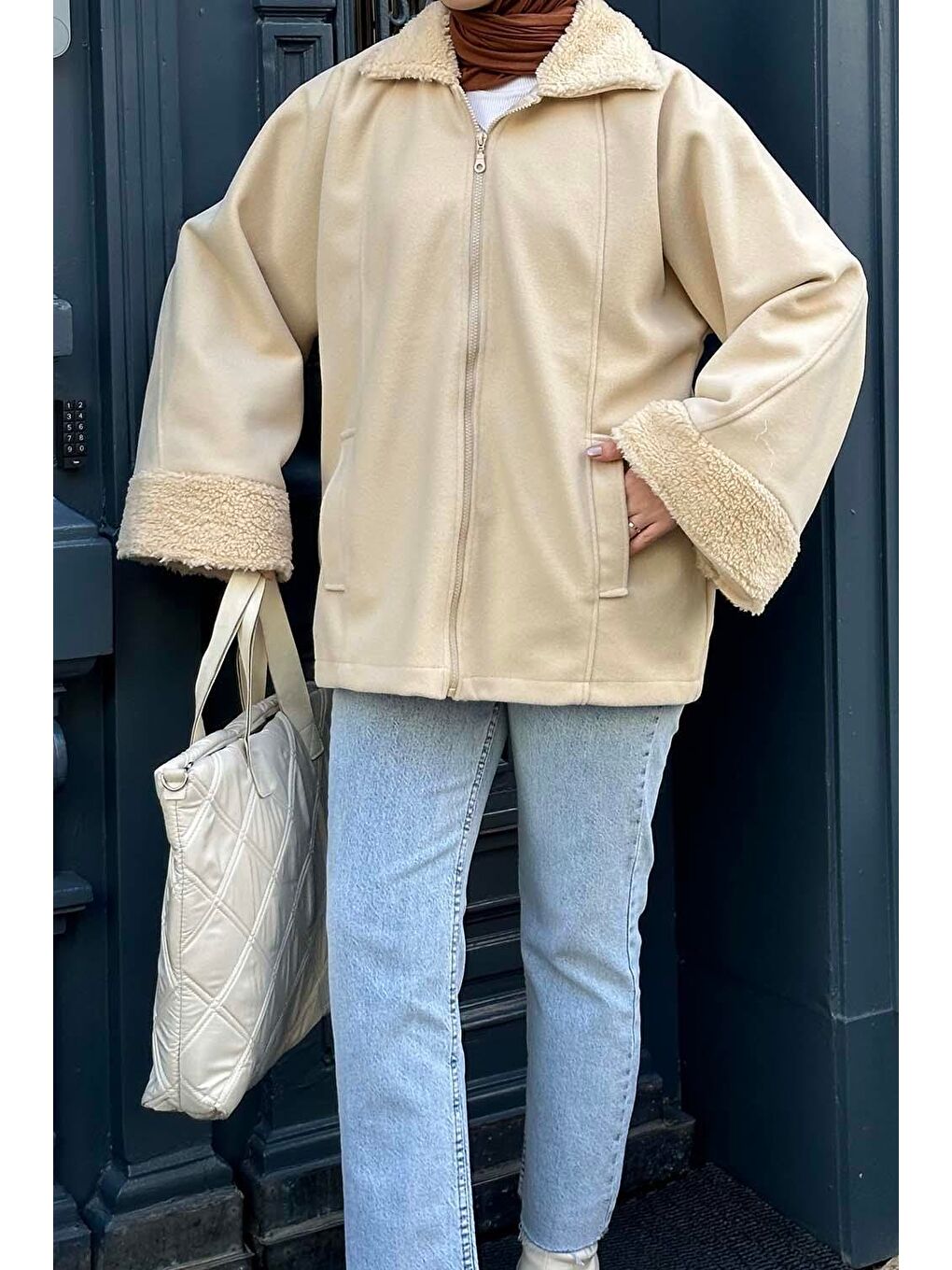 Ekru Gömlek Yaka Düşük Omuz Kürk Detaylı Mont Krem-2