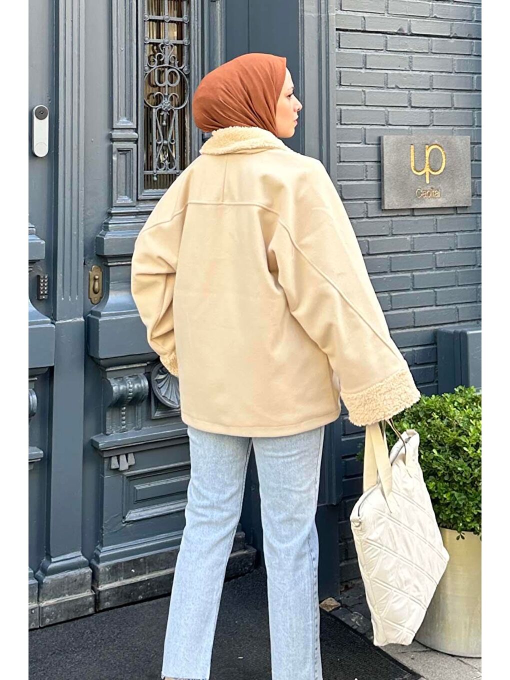 Ekru Gömlek Yaka Düşük Omuz Kürk Detaylı Mont Krem-3